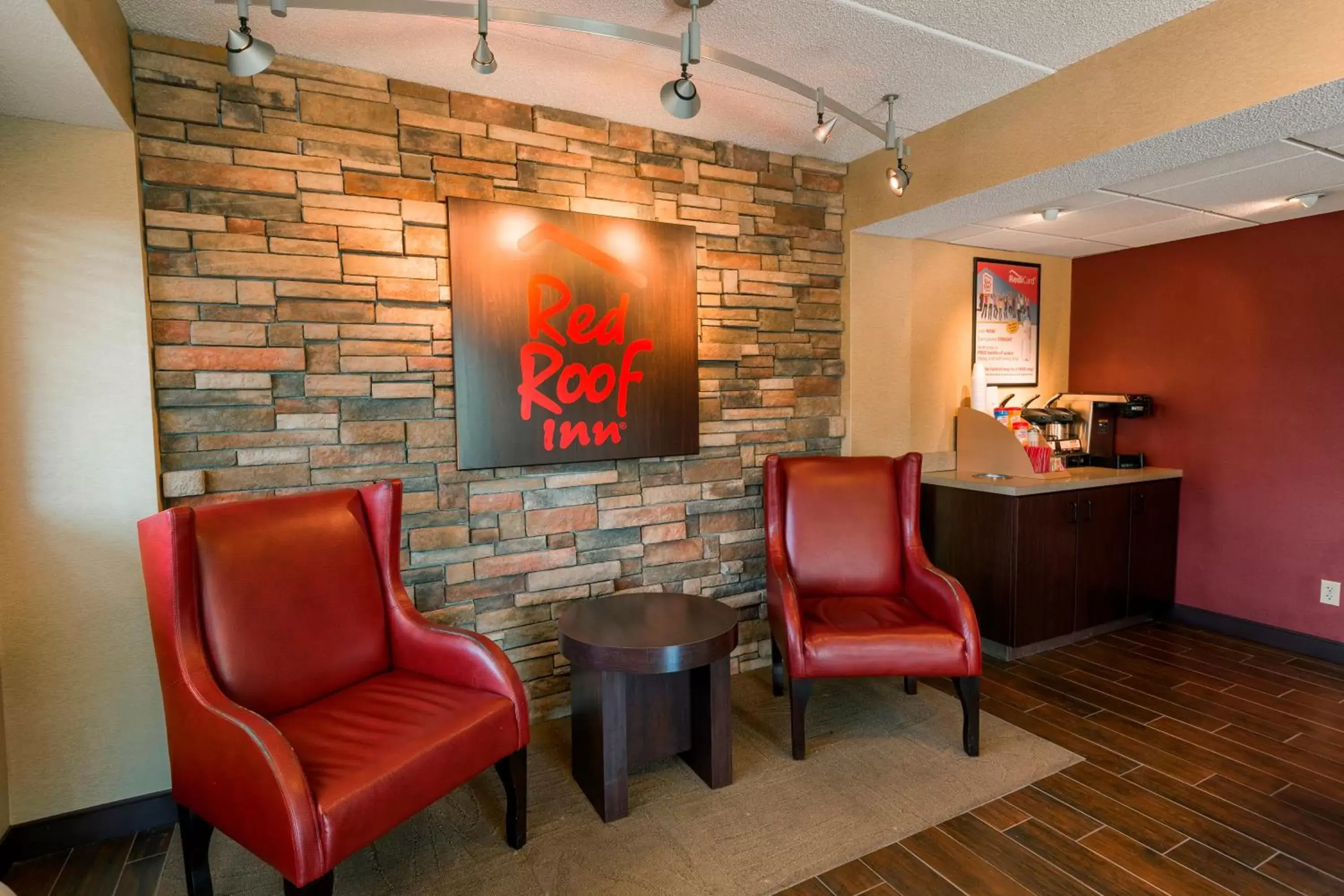Lobby or reception, Lounge/Bar in Red Roof Inn Rockford East - Casino District