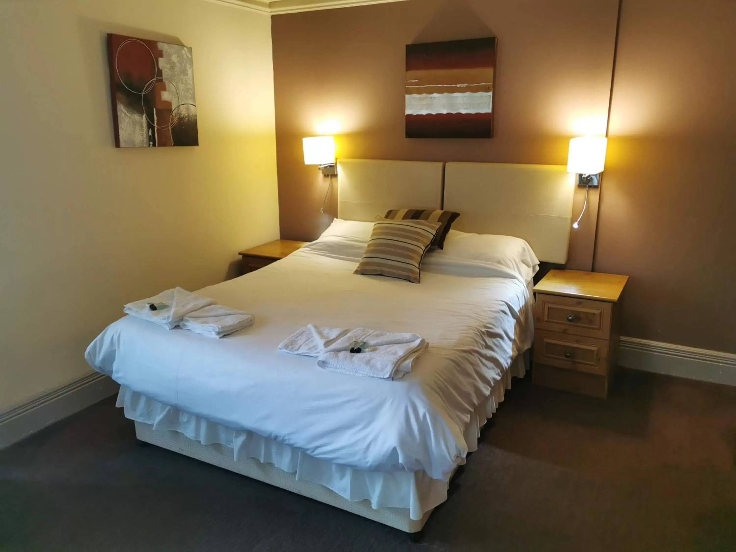 Large Double Room in The Queens Hotel