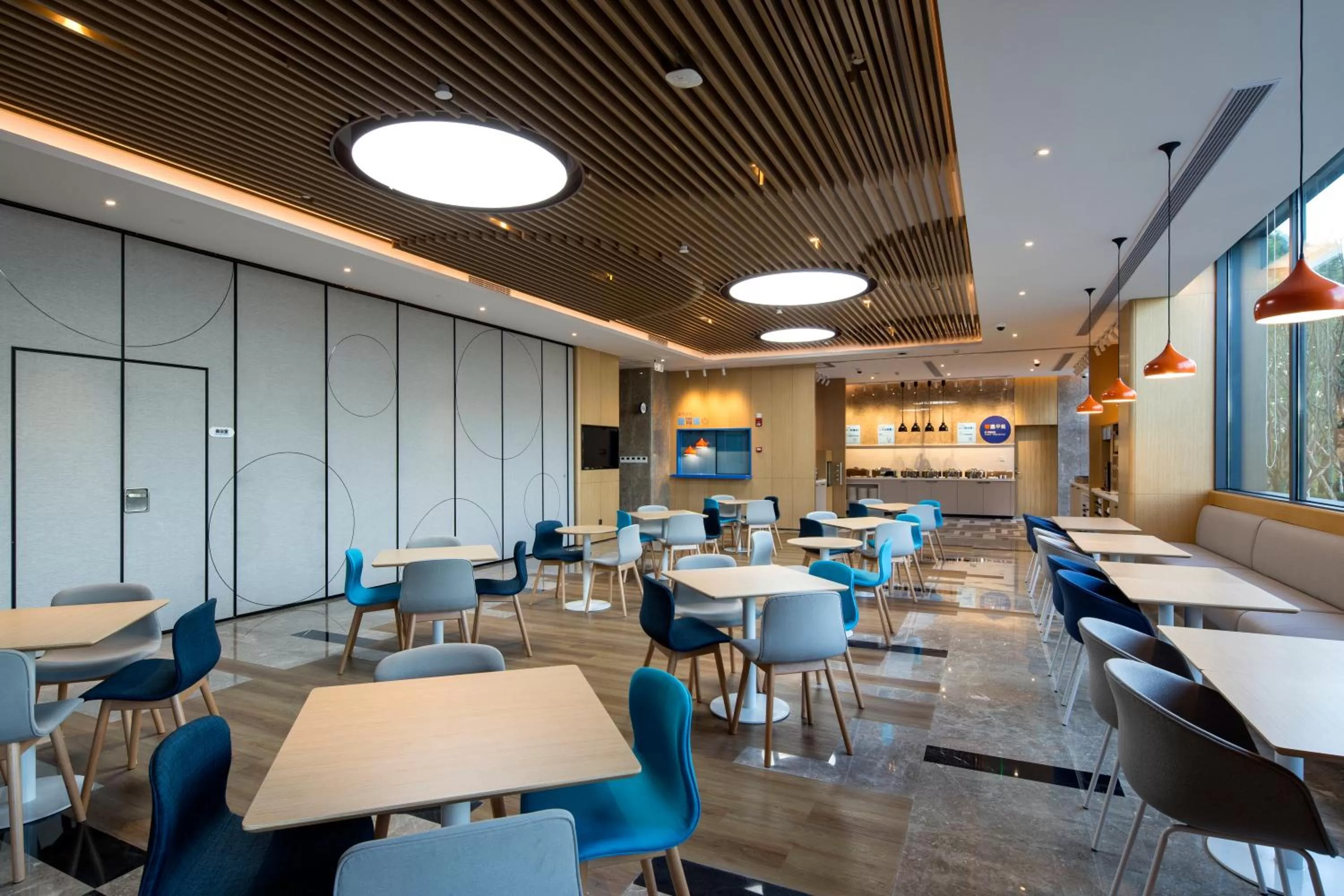 Restaurant/places to eat in Holiday Inn Express Shanghai Kangqiao by IHG