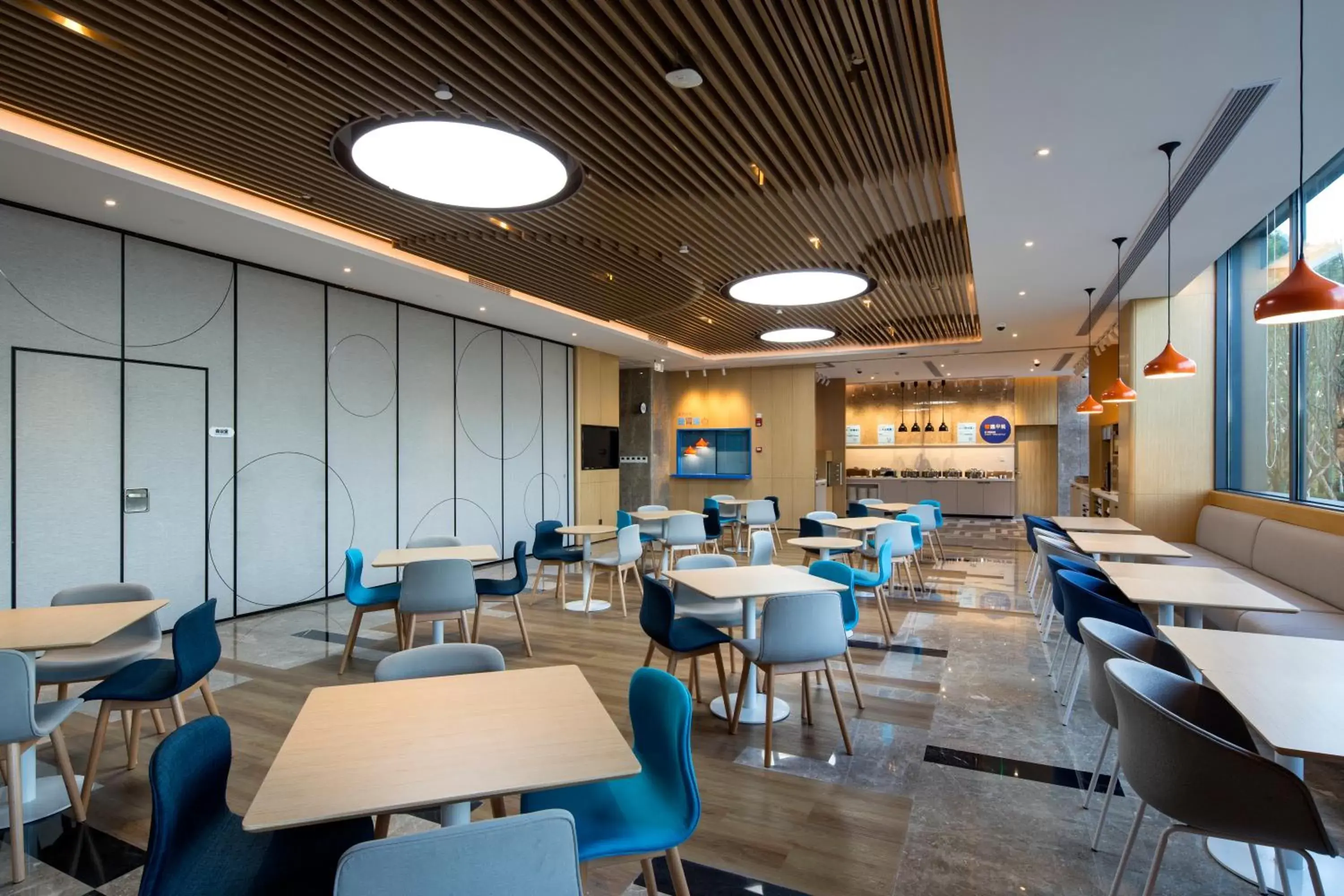Restaurant/Places to Eat in Holiday Inn Express Shanghai Kangqiao, an IHG Hotel