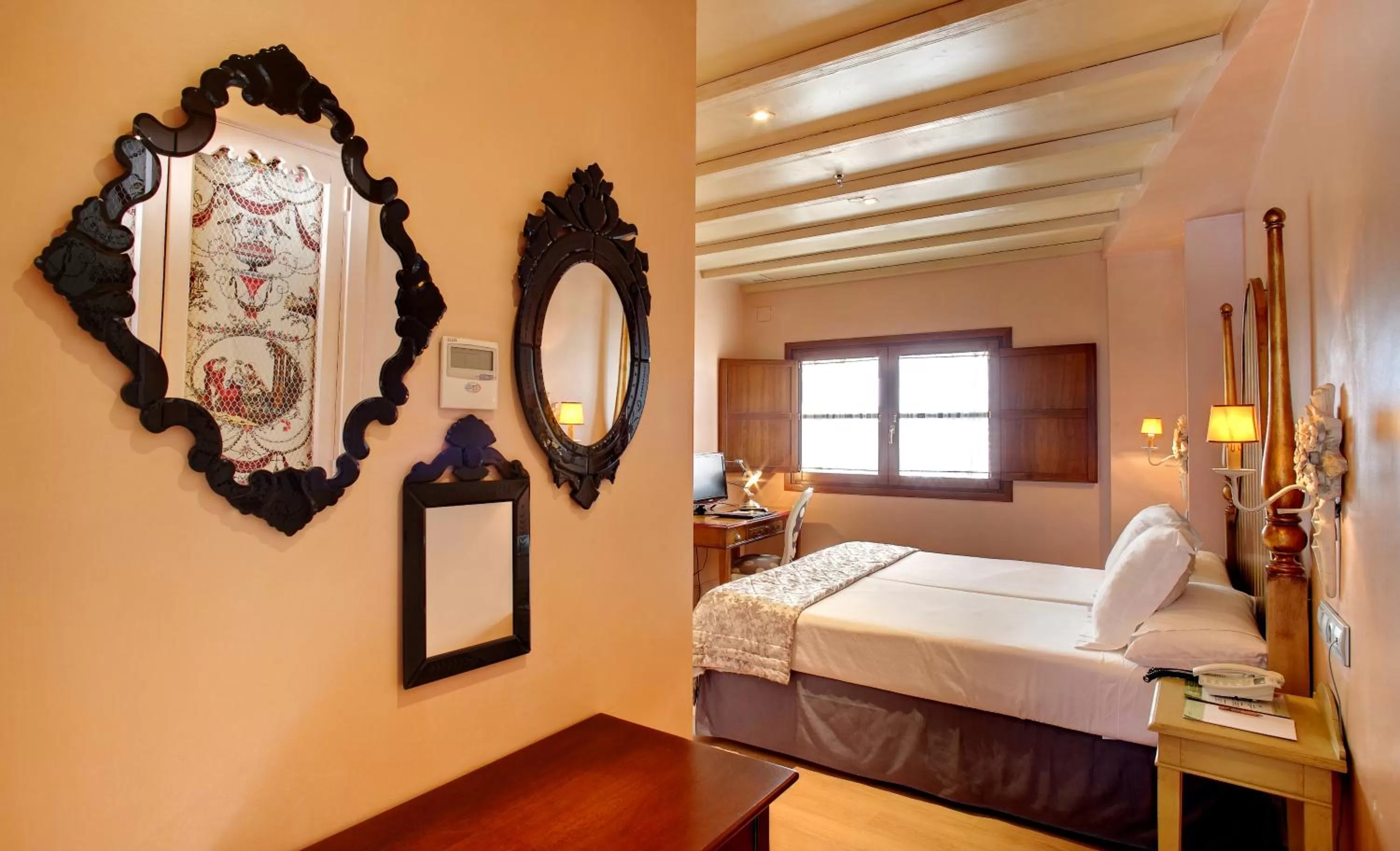 Photo of the whole room in Sacristia de Santa Ana