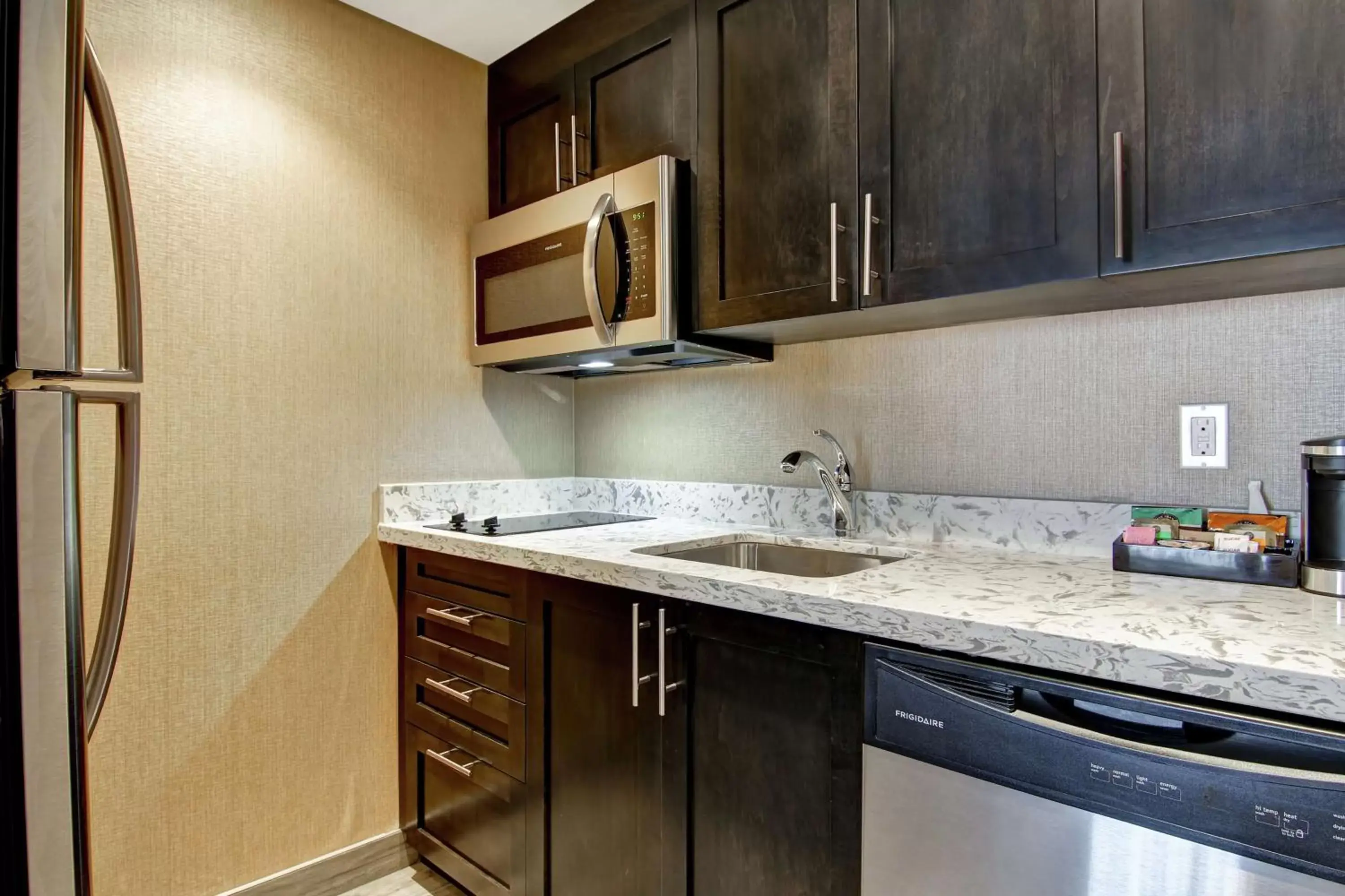 Kitchen or kitchenette, Kitchen/Kitchenette in Homewood Suites By Hilton Ottawa Kanata