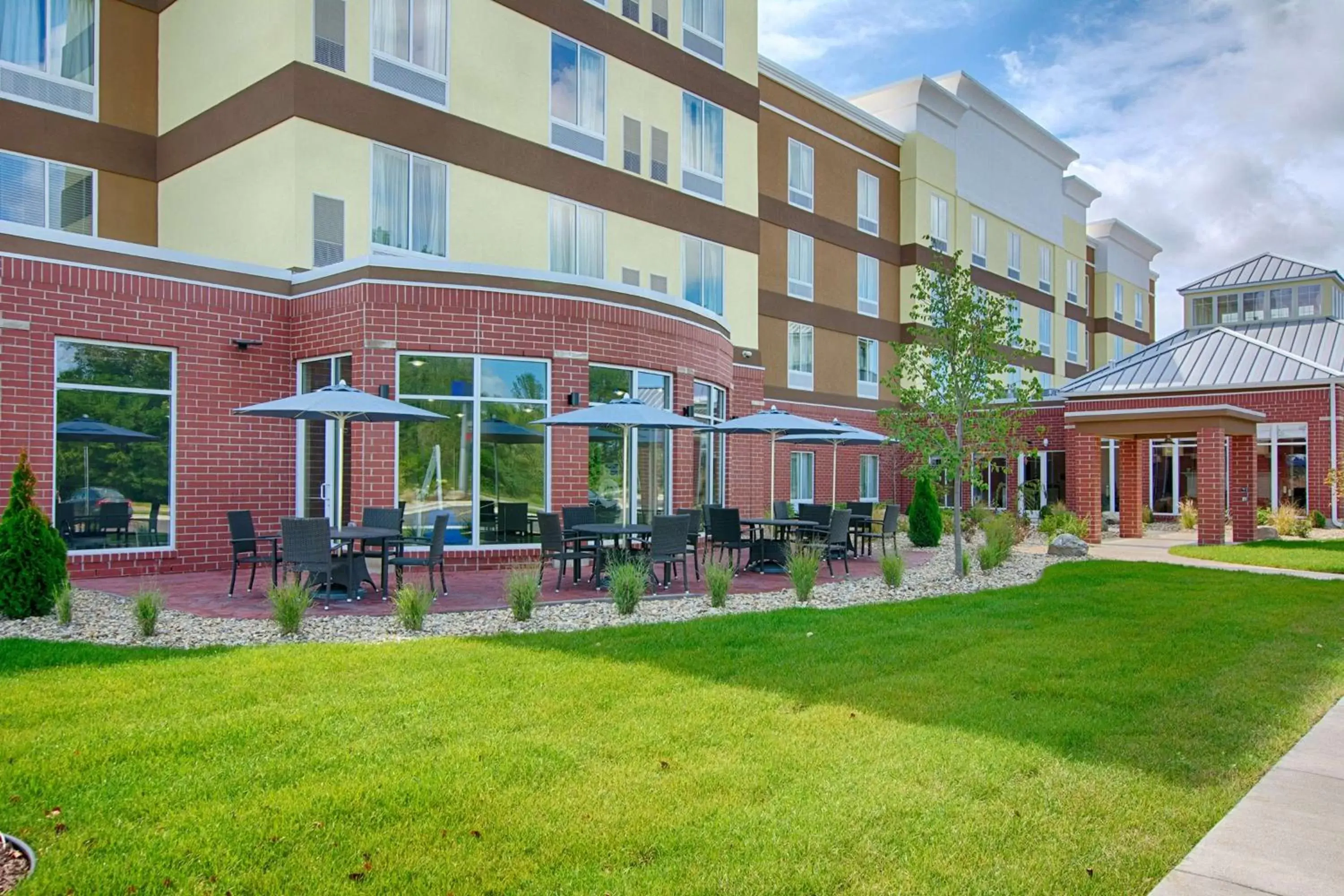 Patio, Property Building in Hilton Garden Inn Benton Harbor