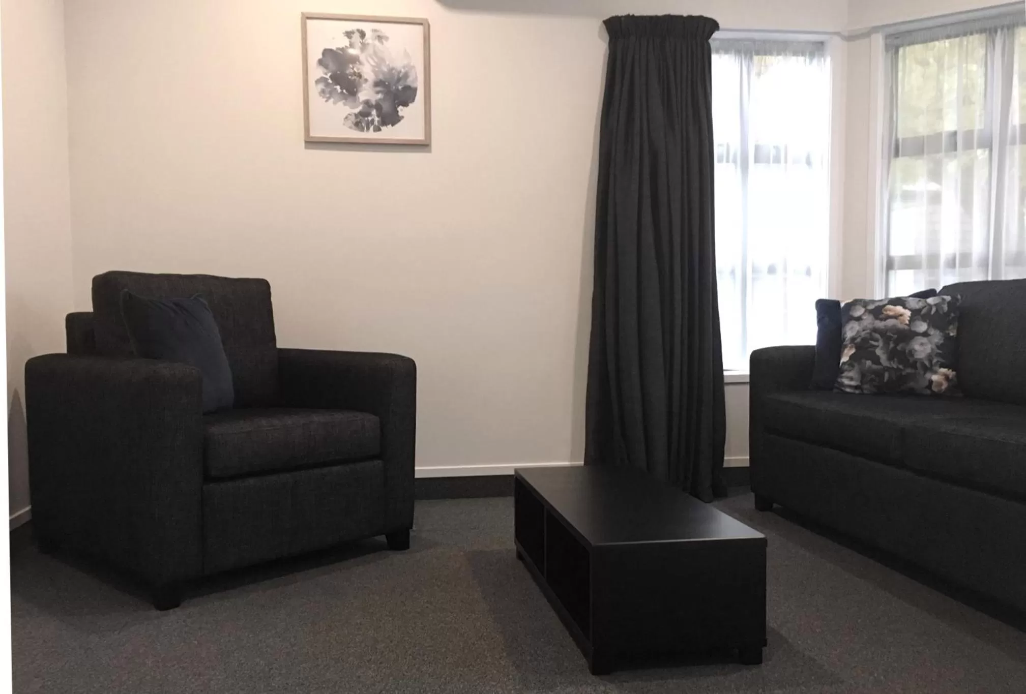 Living room in Cambridge Mews Motel