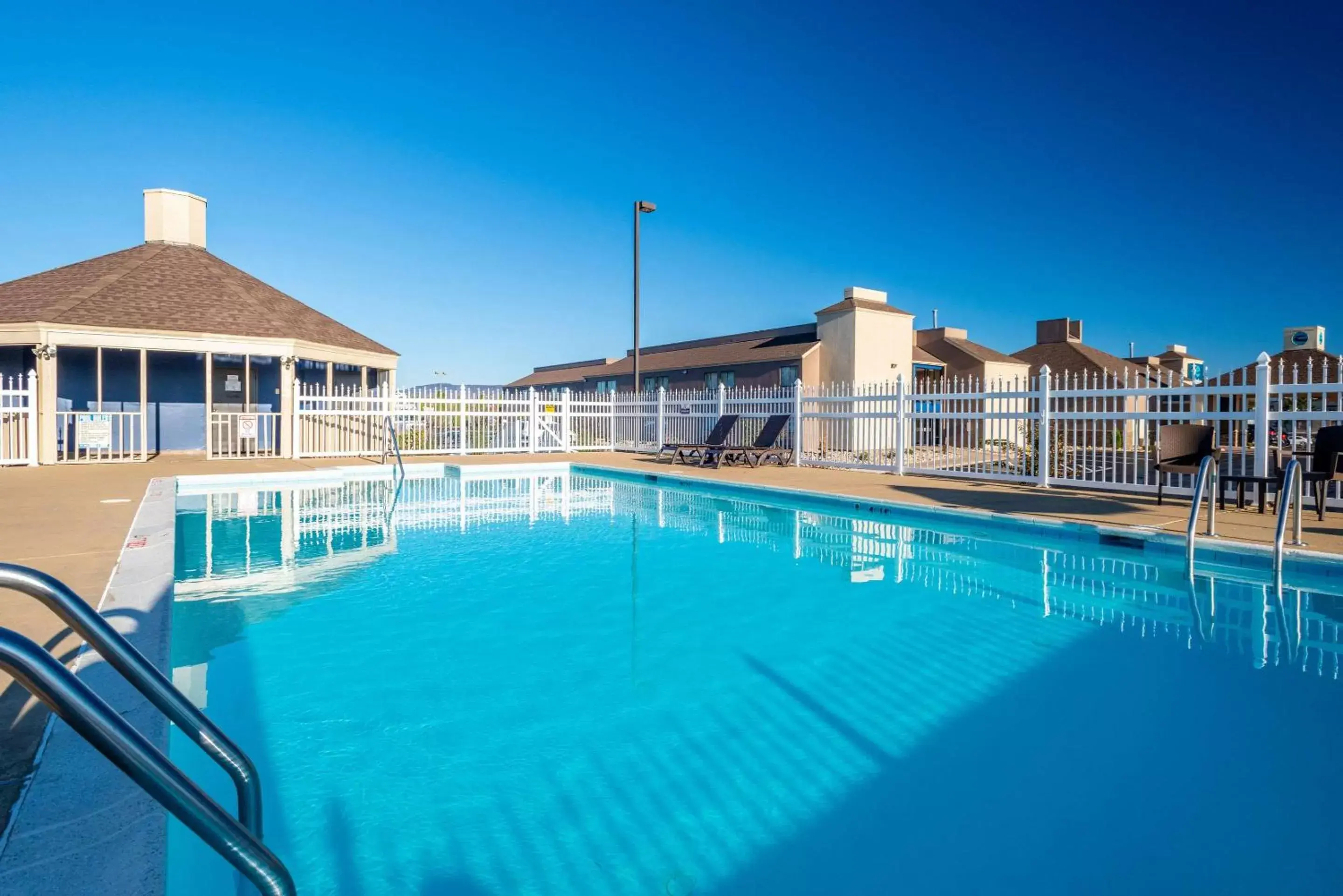 Activities, Swimming Pool in Clarion Pointe Harrisonburg