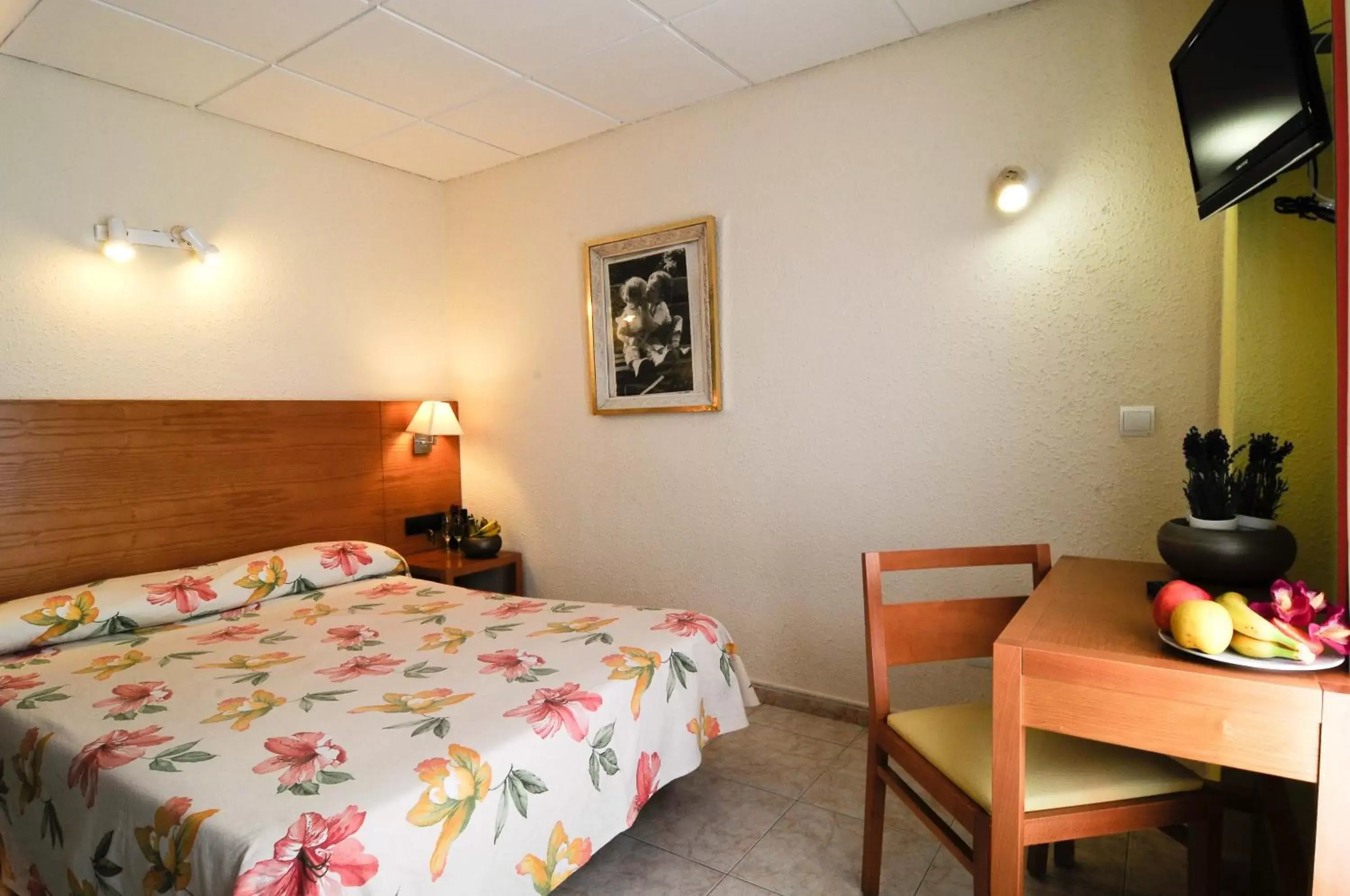 Photo of the whole room, Bed in Hotel Balear Photo of the whole room, Bed in Hotel Balear