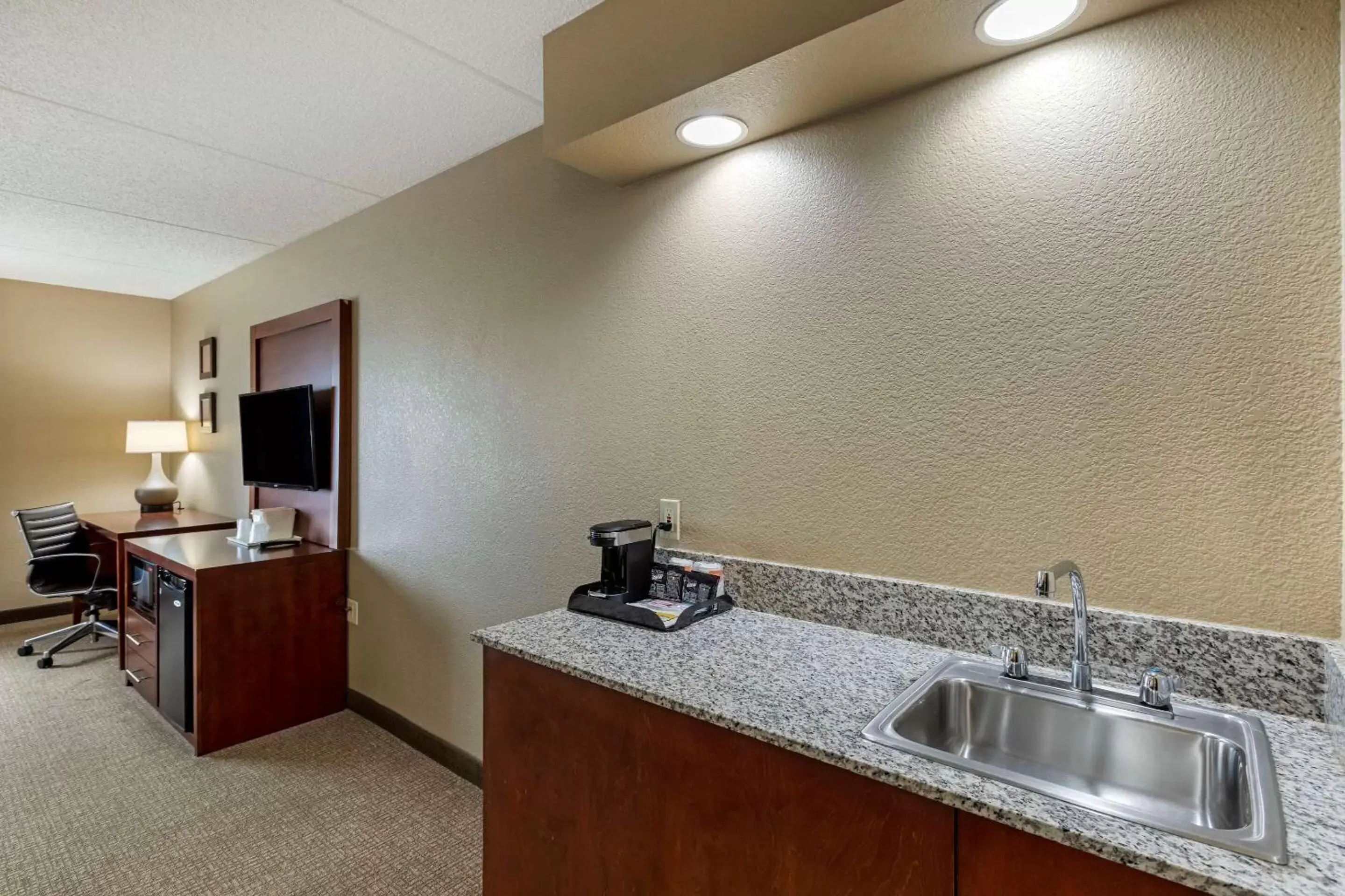 Photo of the whole room, Kitchen/Kitchenette in Comfort Inn & Suites Jackson - West Bend