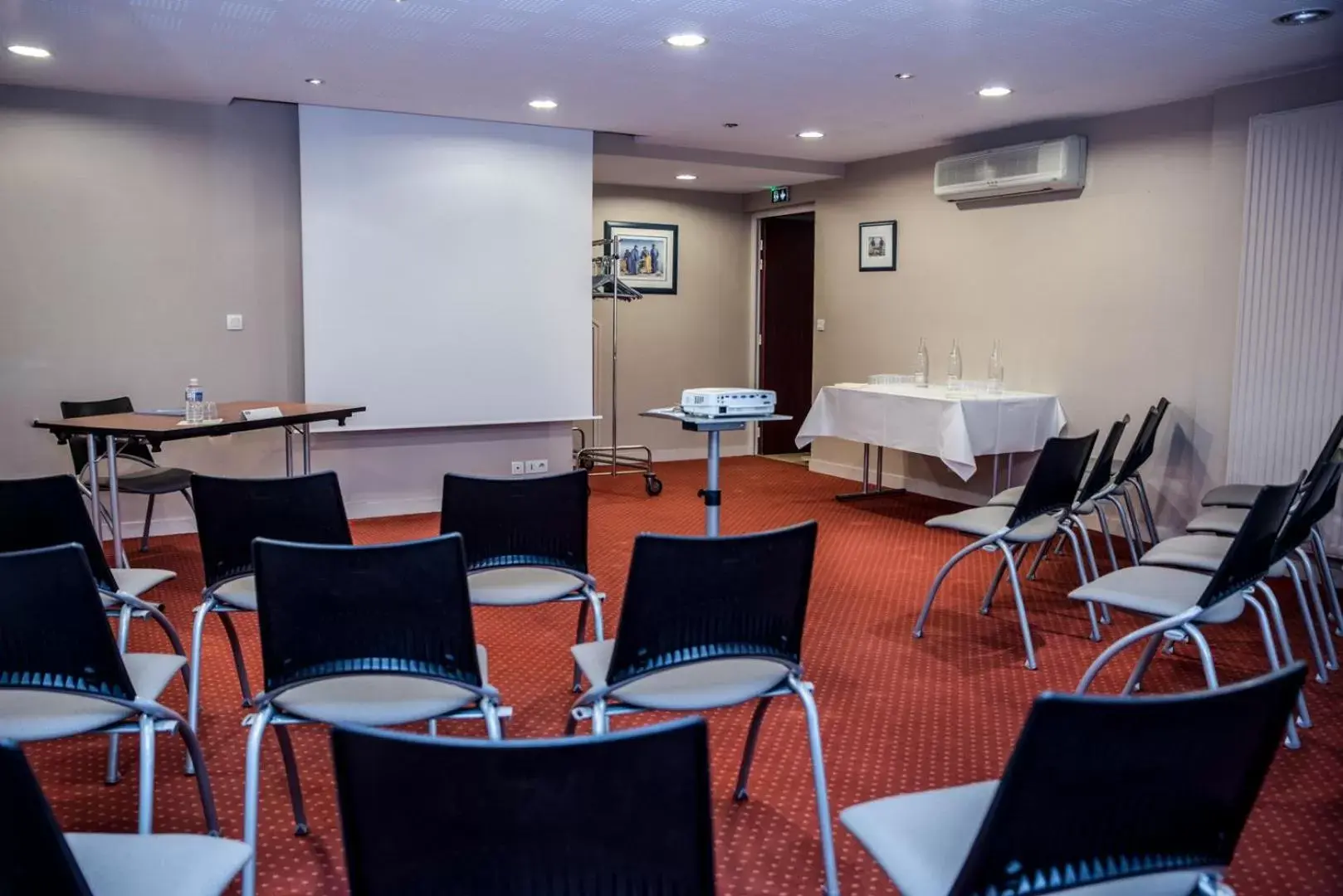 Meeting/conference room in Kyriad Saint-Malo Dinard