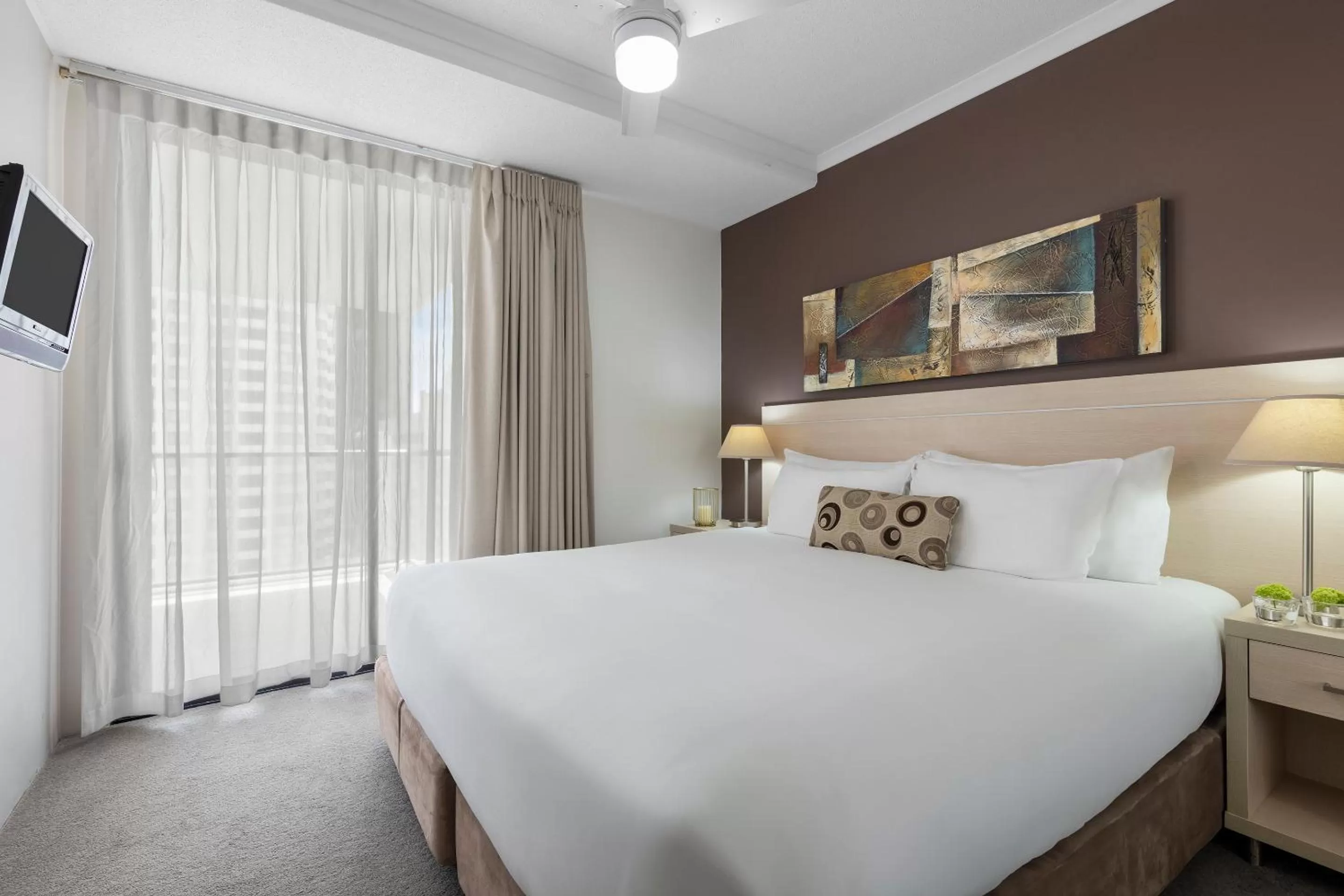 Bed in Oaks Brisbane River City Suites