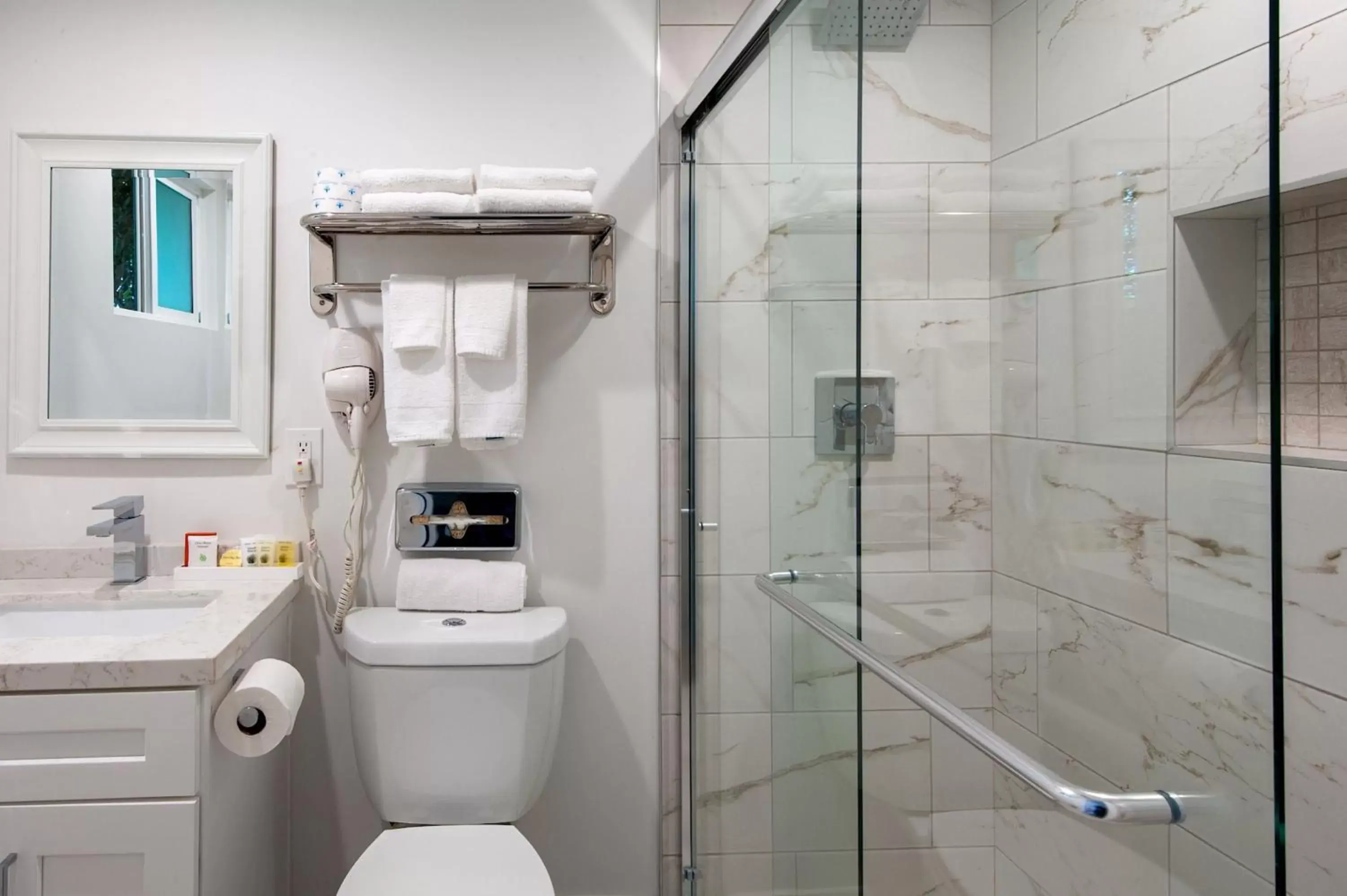 Shower, Bathroom in Studio City Court Yard Hotel
