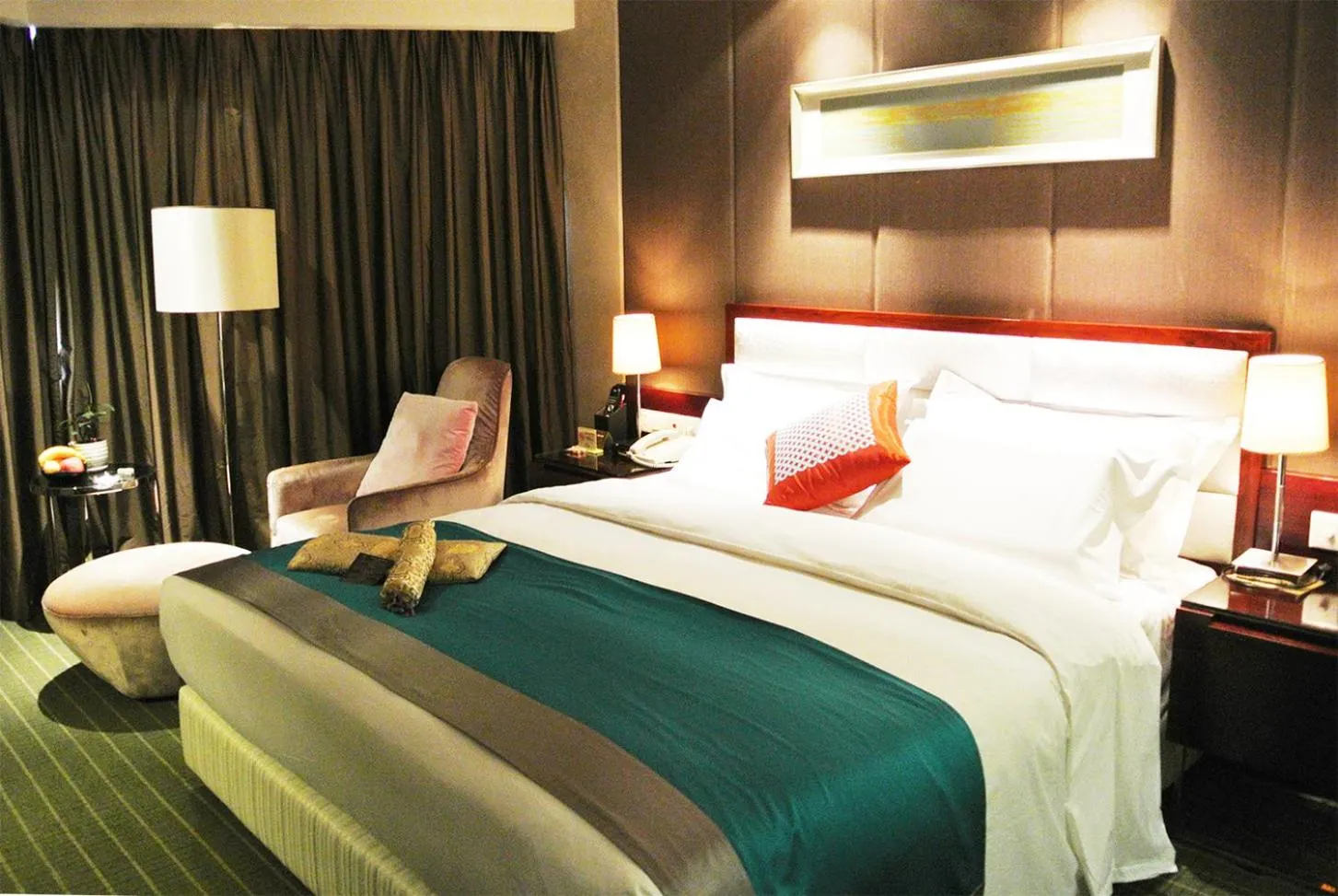 Bed in Kunming Haitian Hotel