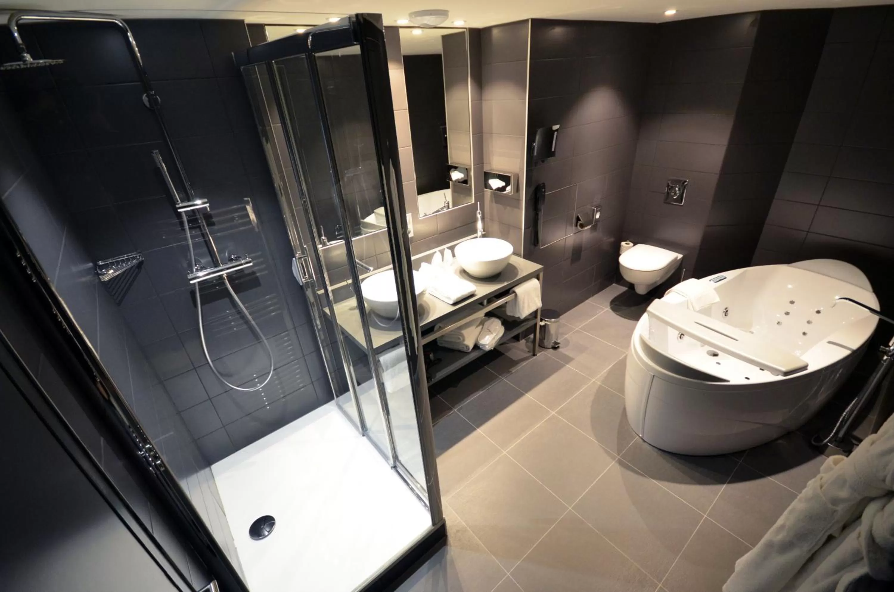 Bathroom in Holiday Inn Dijon Toison D'or by IHG