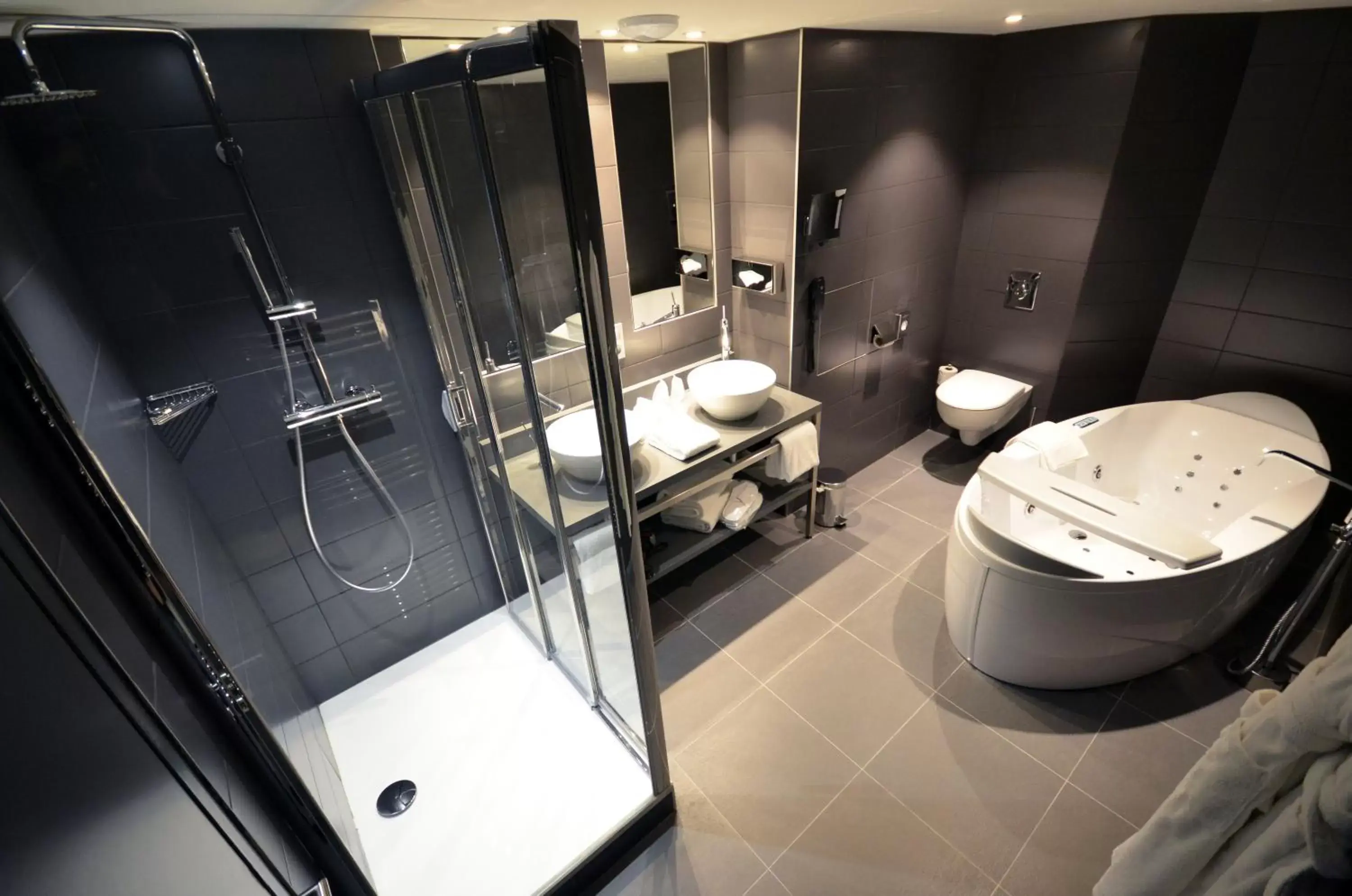 Bathroom in Holiday Inn Dijon Toison D'or, an IHG Hotel