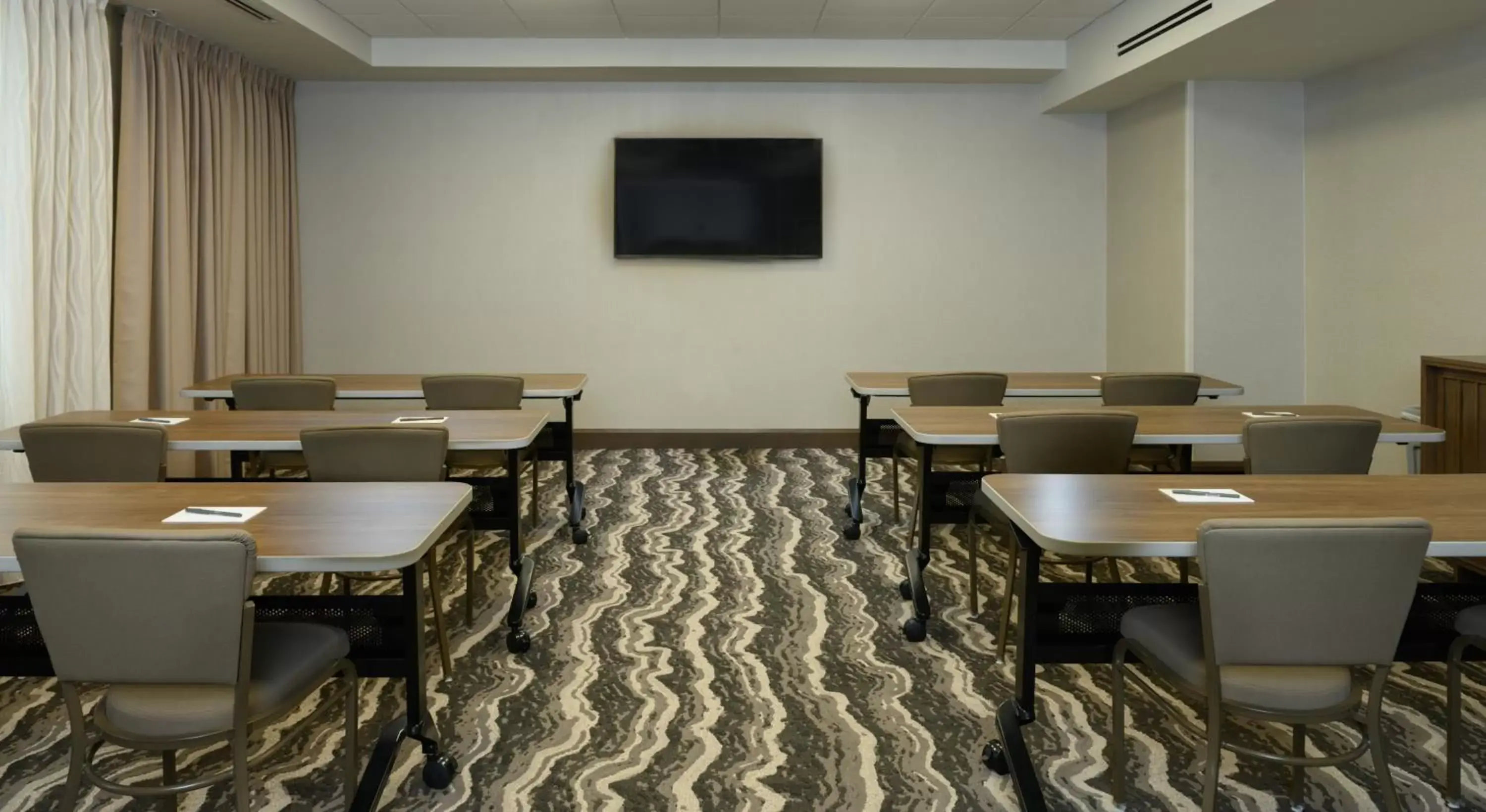 Meeting/conference room, Restaurant/Places to Eat in Staybridge Suites - Vero Beach, an IHG Hotel
