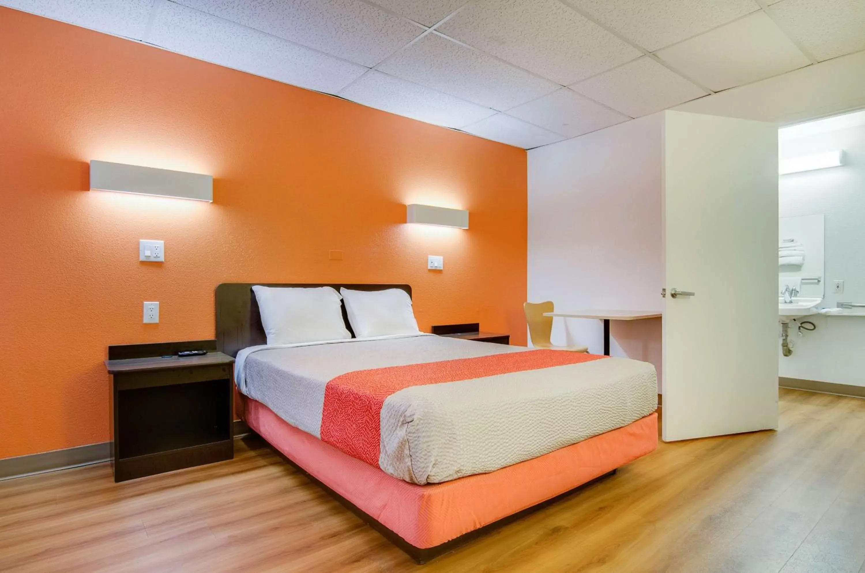 Photo of the whole room, Bed in Motel 6-Salina, KS