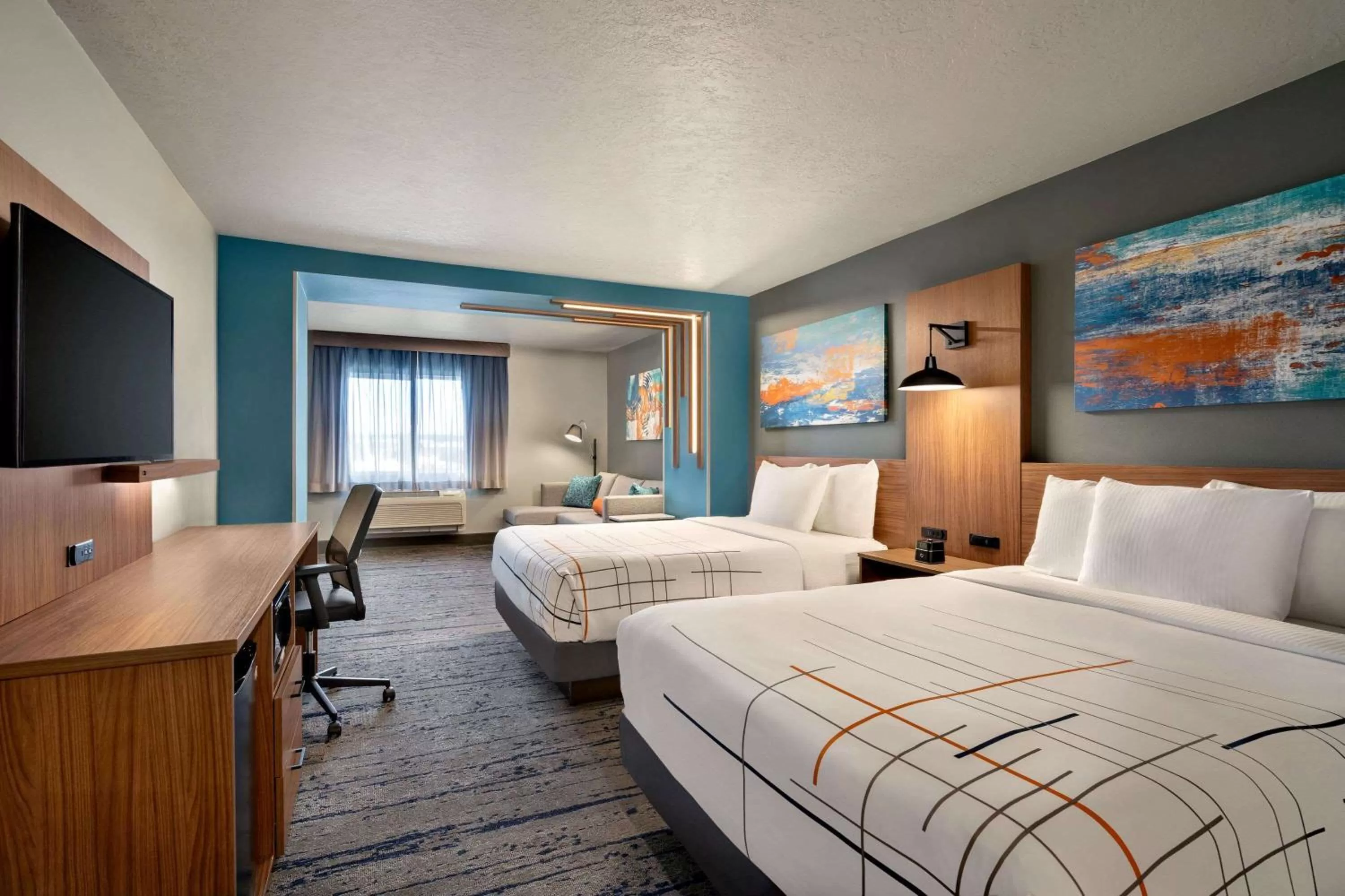 Bed in La Quinta Inn & Suites by Wyndham Springfield