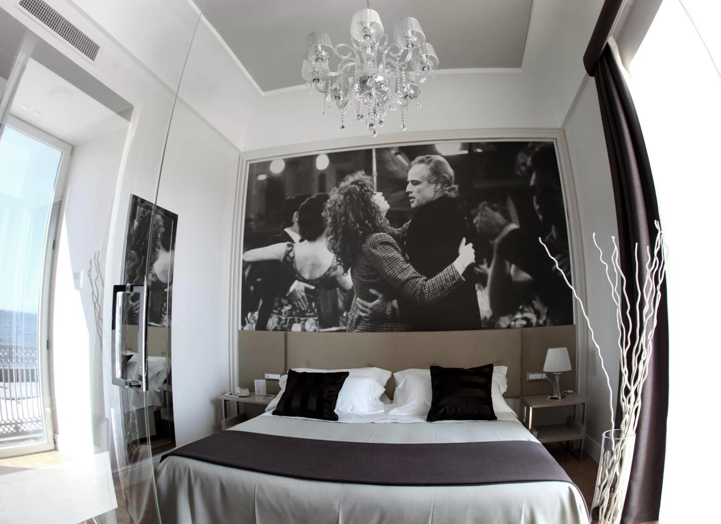 Photo of the whole room, Bed in Partenope Relais