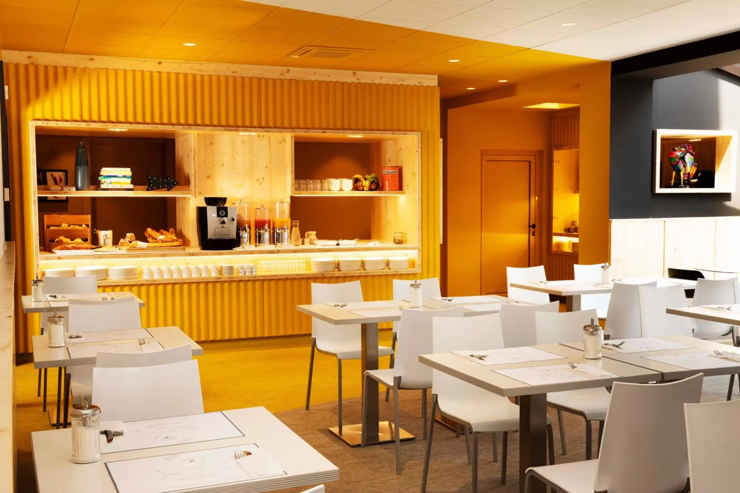 Buffet breakfast, Restaurant/Places to Eat in Hotel Le Bugatti