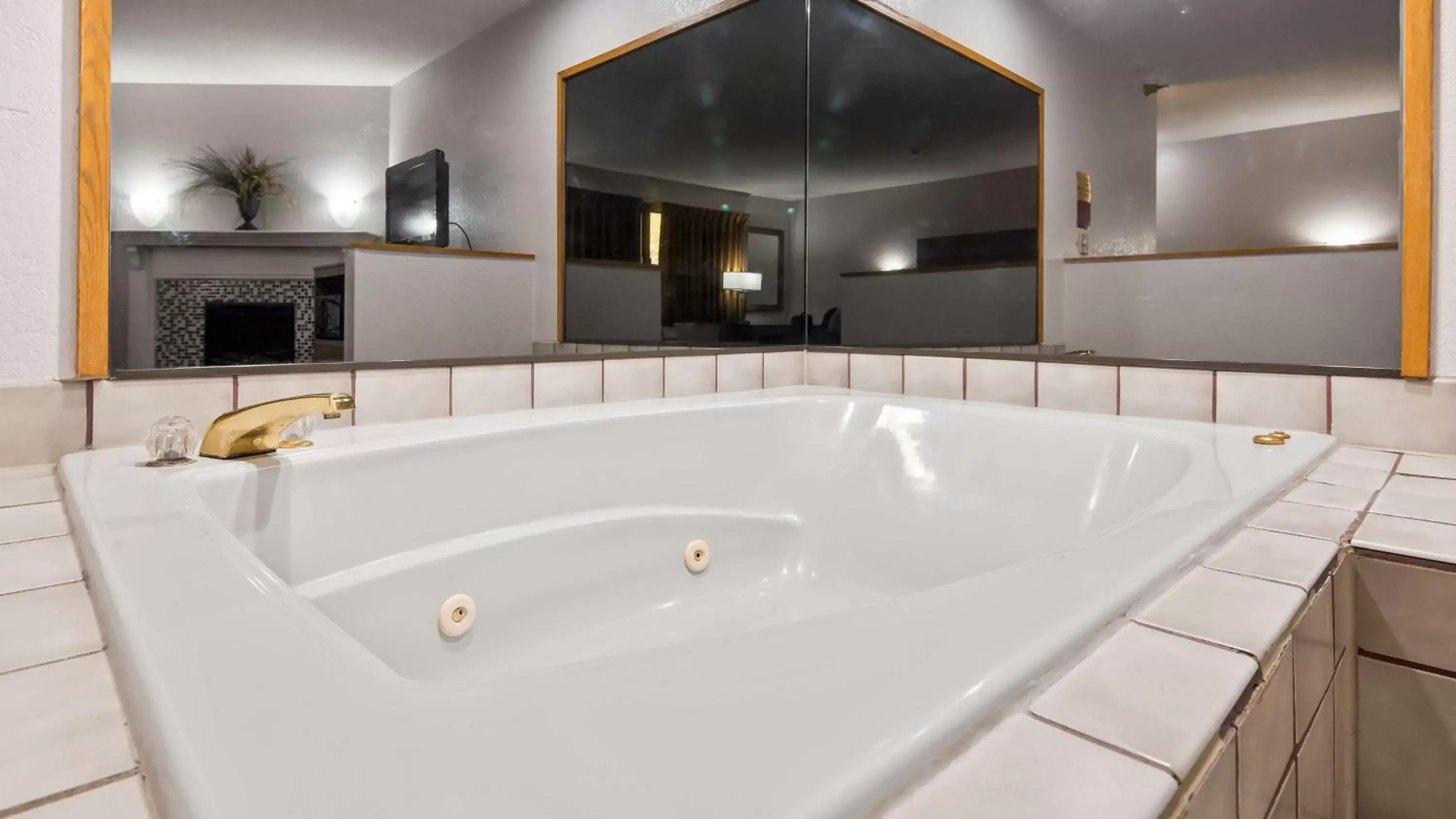 Photo of the whole room, Bathroom in SureStay Hotel by Best Western Cedar Rapids