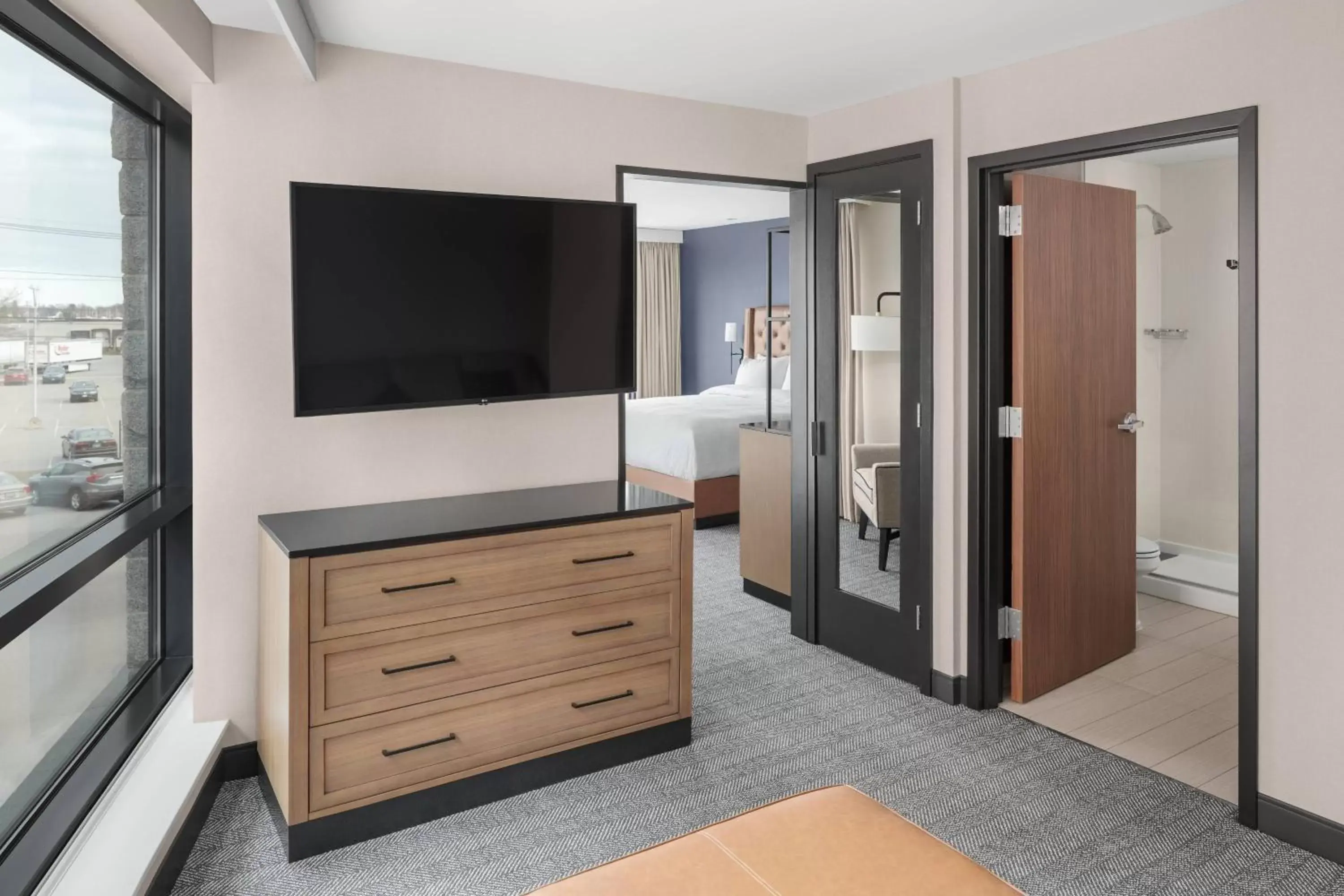 Living room, TV/Entertainment Center in Courtyard by Marriott Portland Downtown/Waterfront