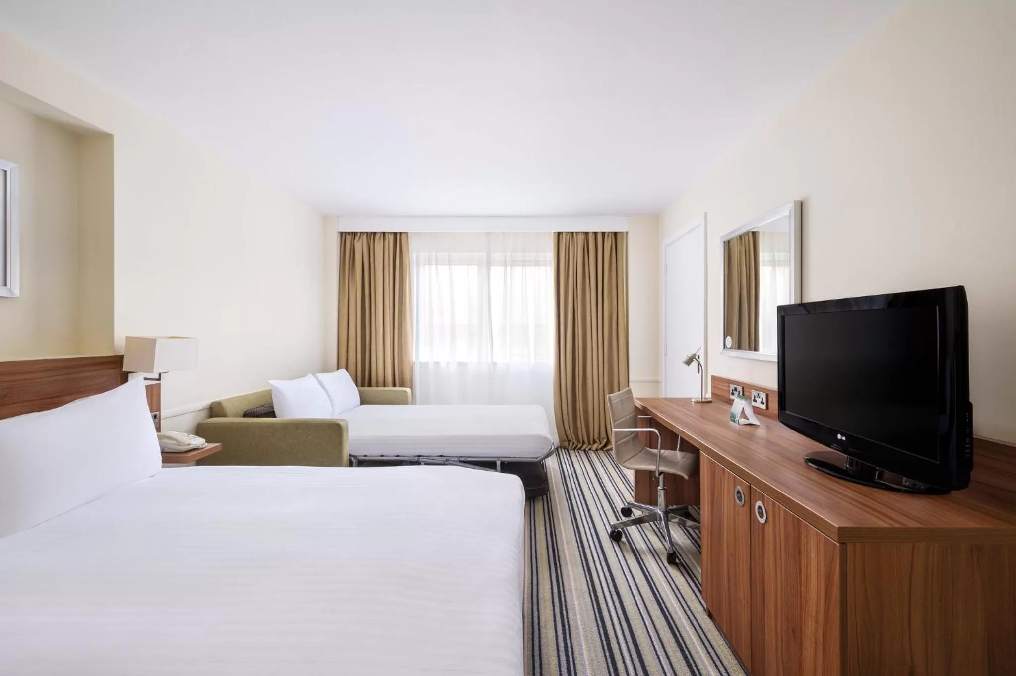 Photo of the whole room, Bed in Holiday Inn Rochester-Chatham by IHG