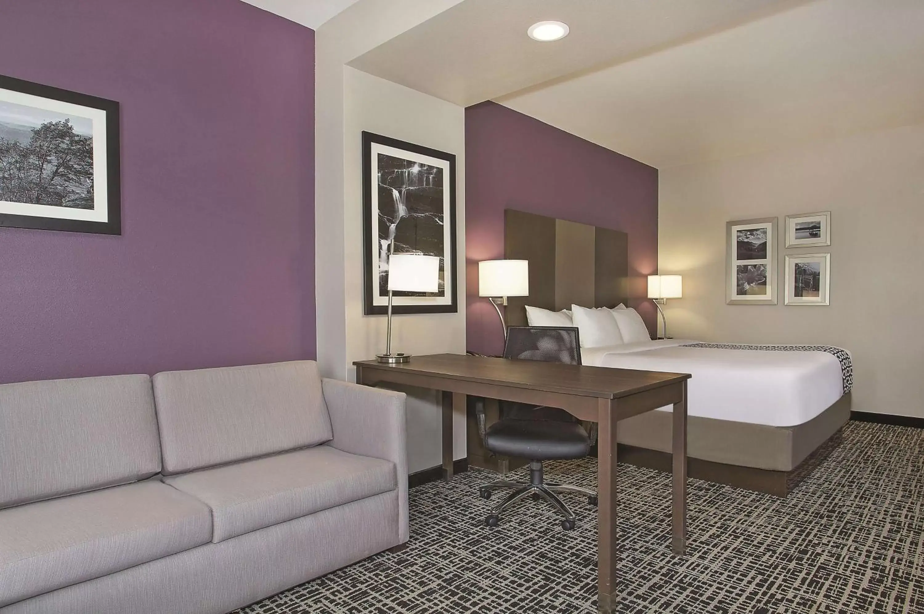 Photo of the whole room, Seating Area in La Quinta by Wyndham Chattanooga - Lookout Mtn