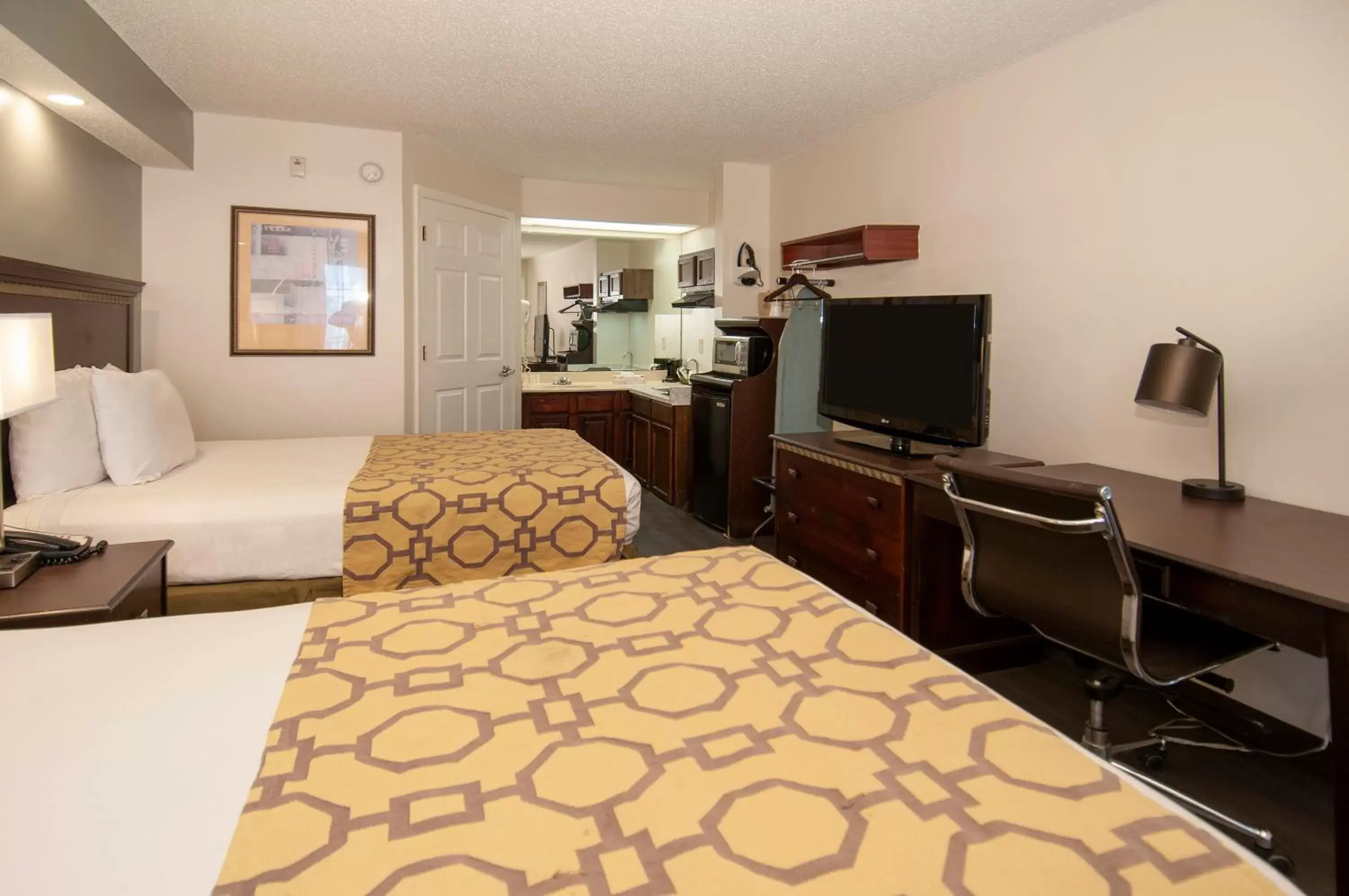 Bed, TV/Entertainment Center in Baymont by Wyndham Tuscaloosa