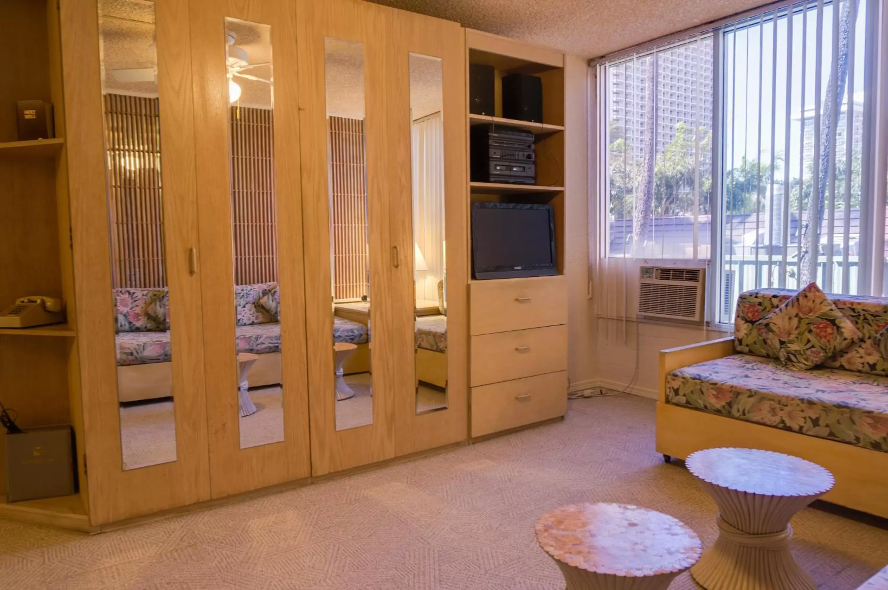 Living room, Seating Area in Kuhio Banyan Hotel (with Kitchenettes)