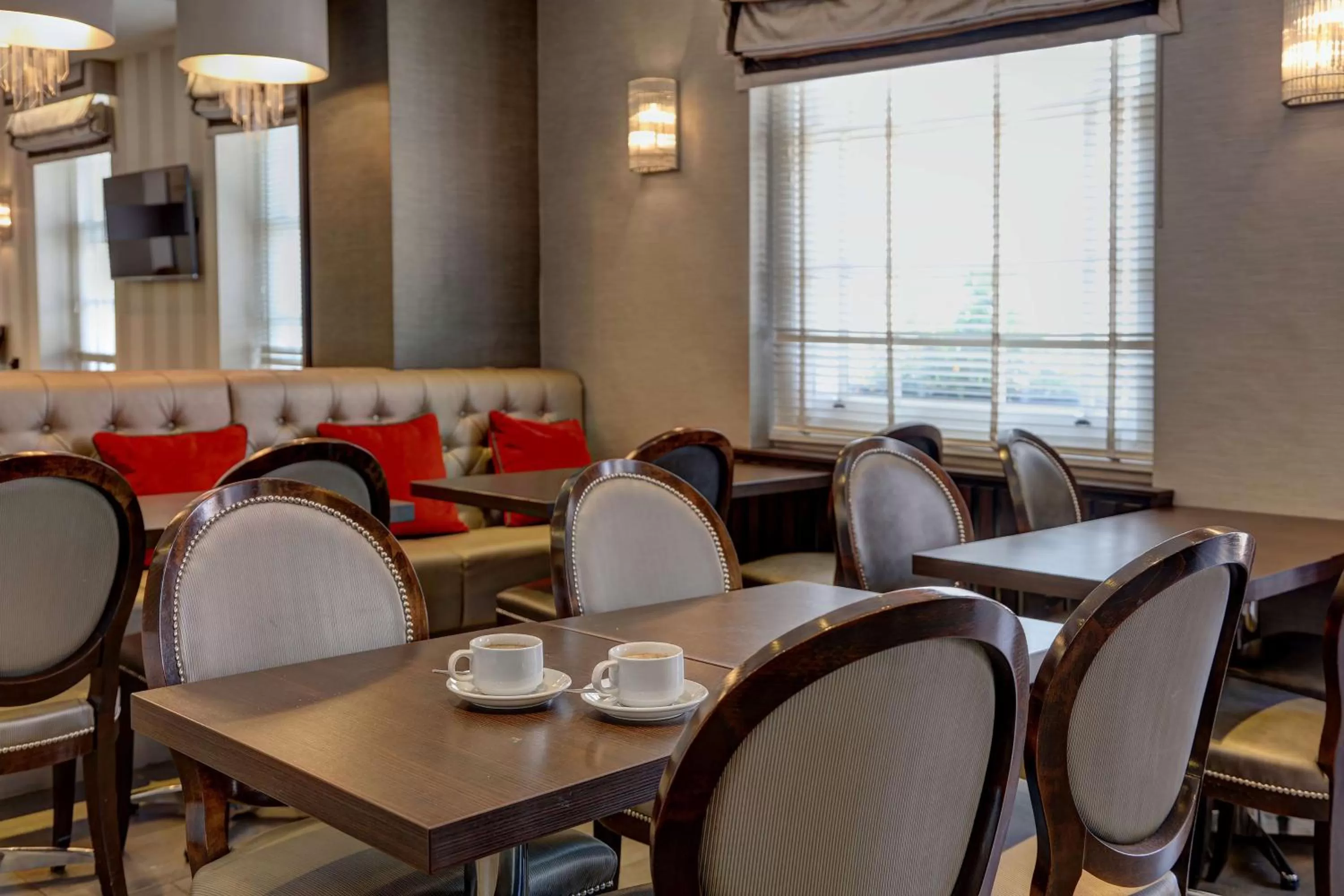 Restaurant/places to eat in Best Western Buckingham Palace Rd