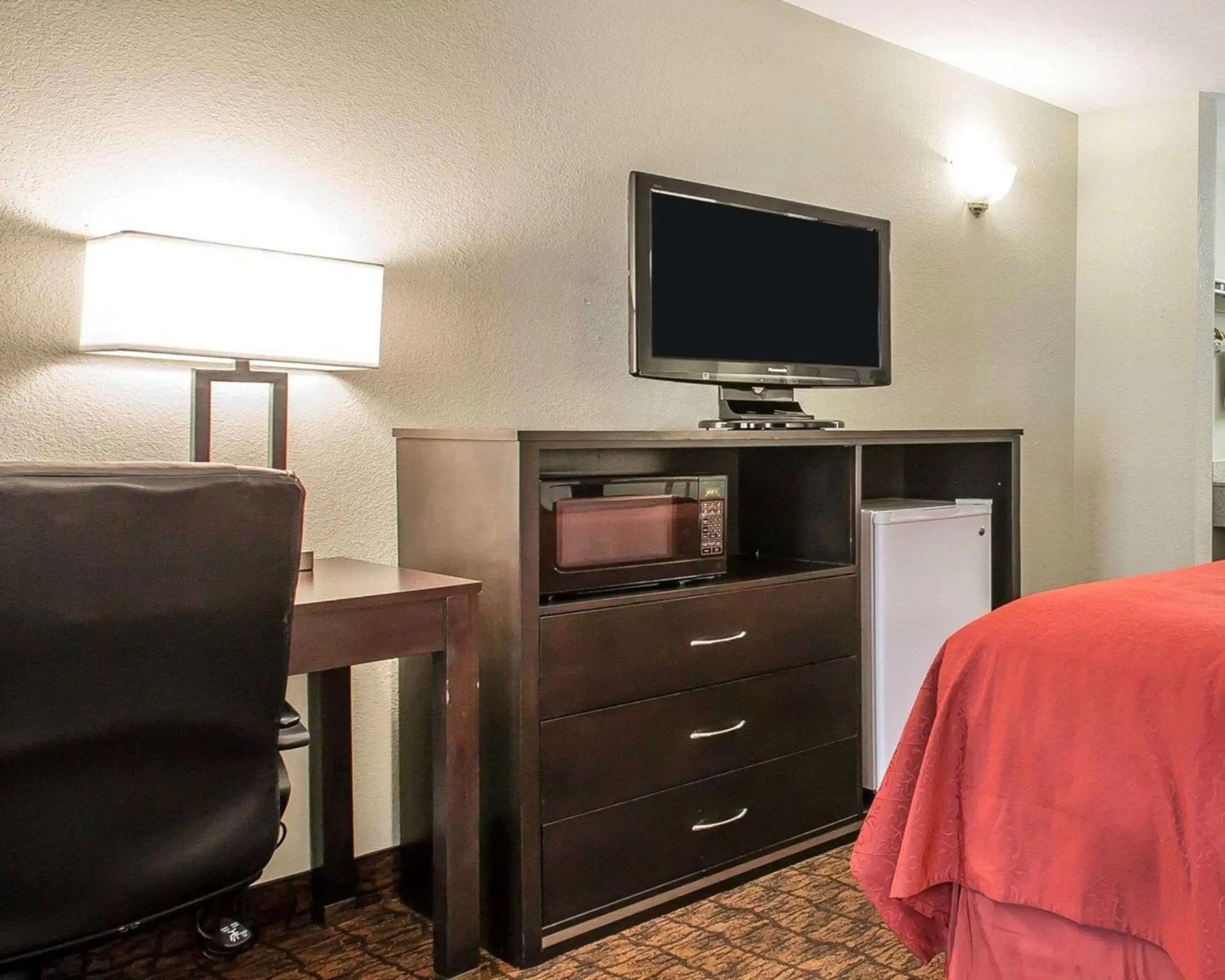 Photo of the whole room, TV/Entertainment Center in Quality Inn & Suites Woodland- Sacramento Airport
