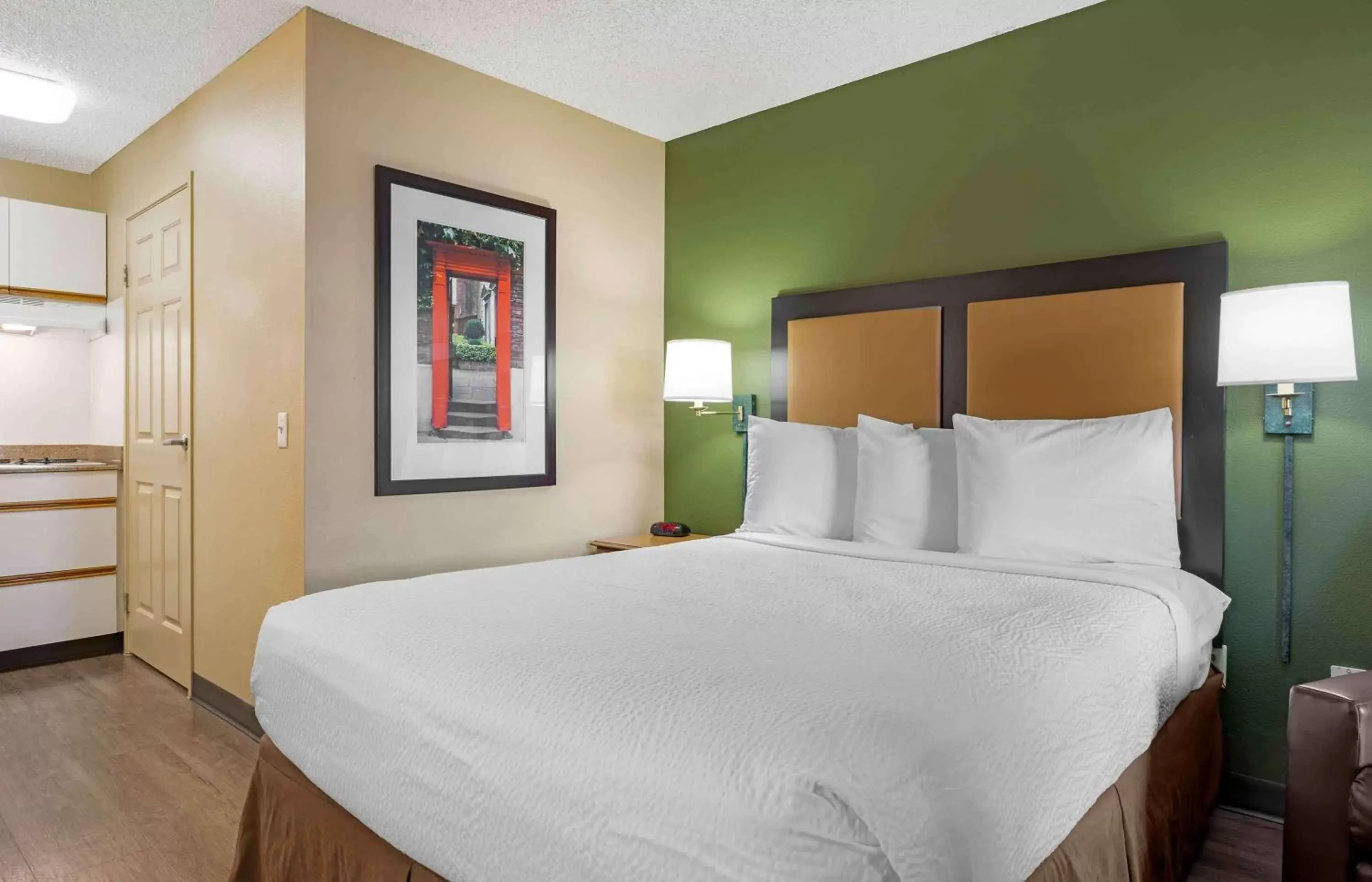 Bedroom, Bed in Extended Stay America Suites - San Diego - Fashion Valley