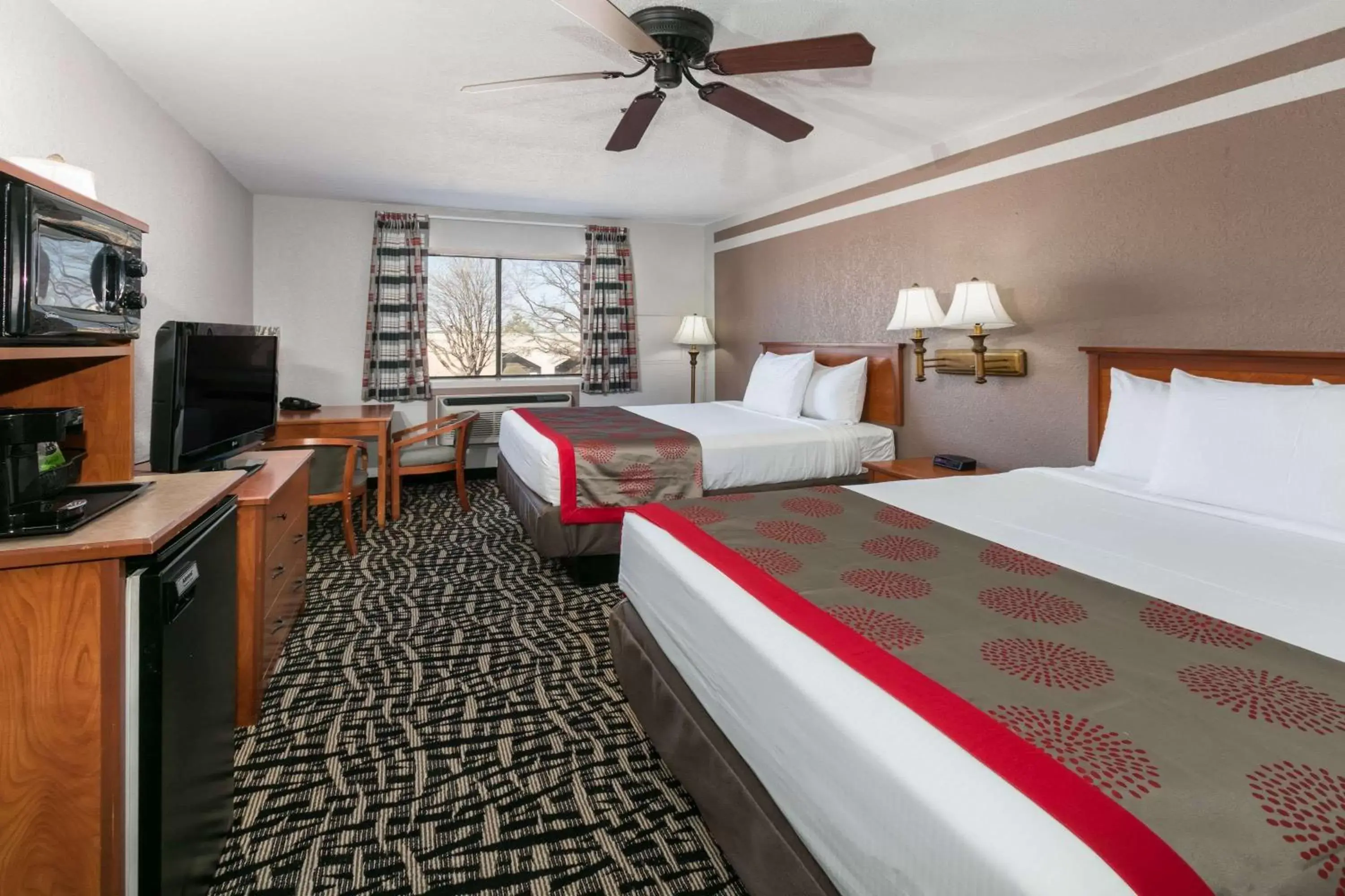 TV and multimedia in Ramada by Wyndham Oklahoma City Airport North