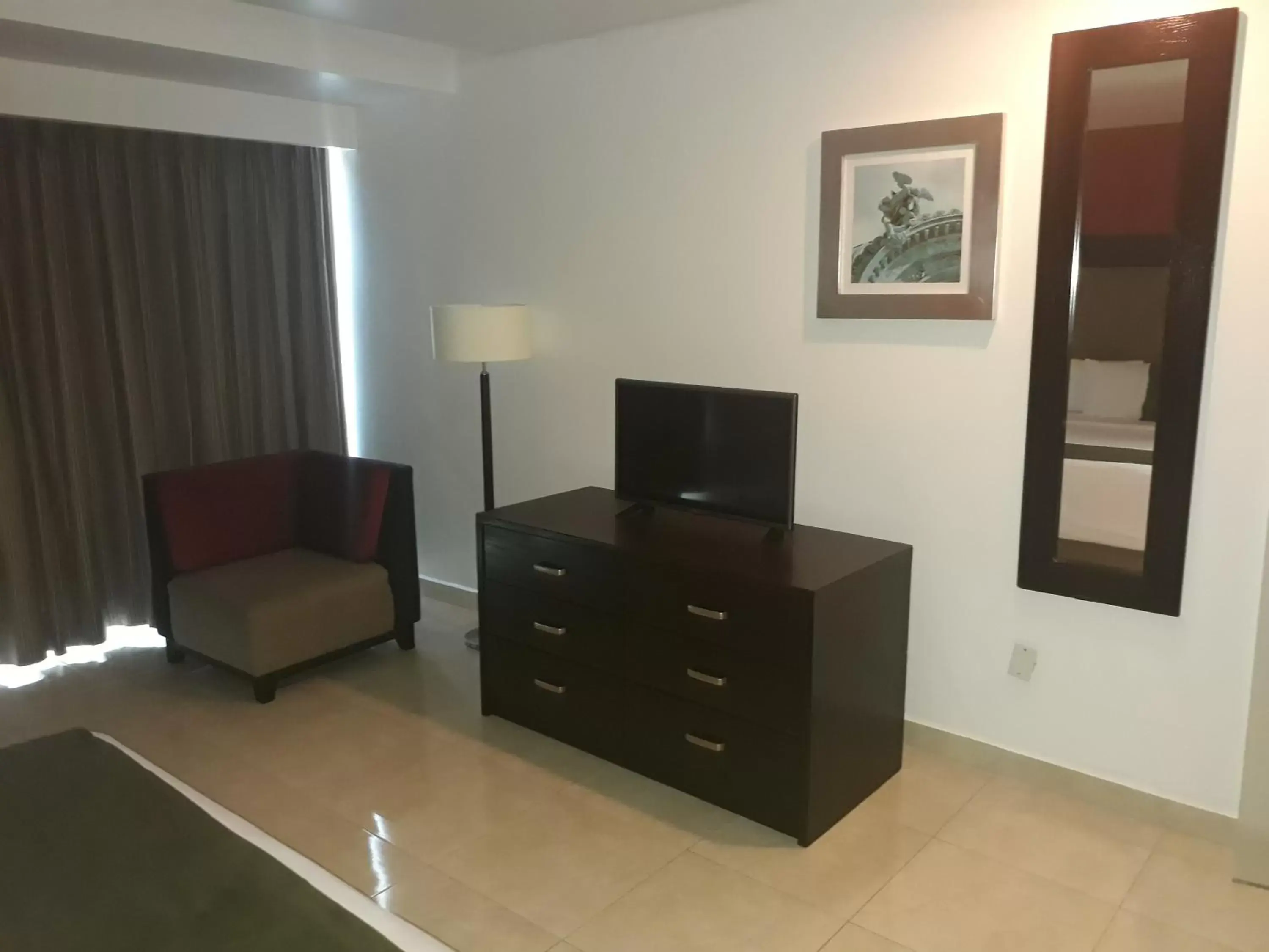 Seating area, TV/Entertainment Center in Hotel & Suites PF