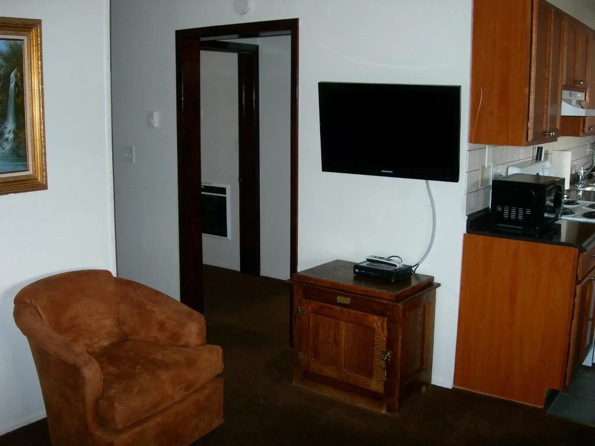 Living room, TV/Entertainment Center in Walker River Lodge