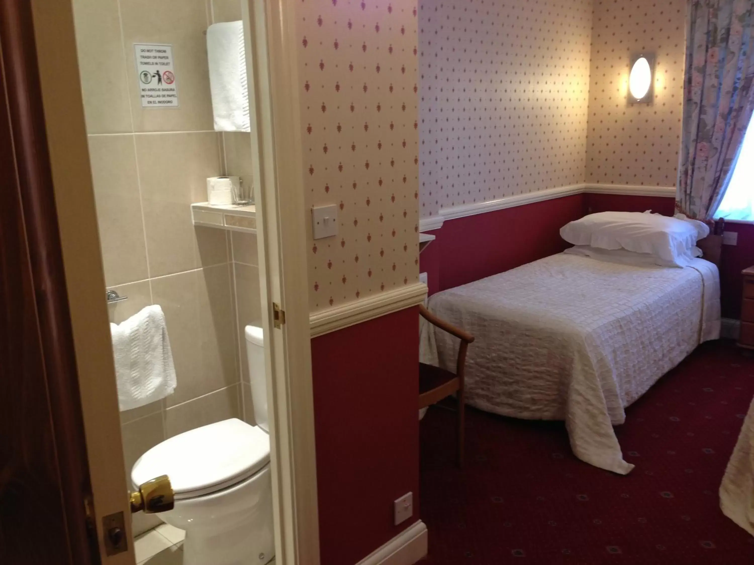 Photo of the whole room, Bathroom in Balmoral House Hotel