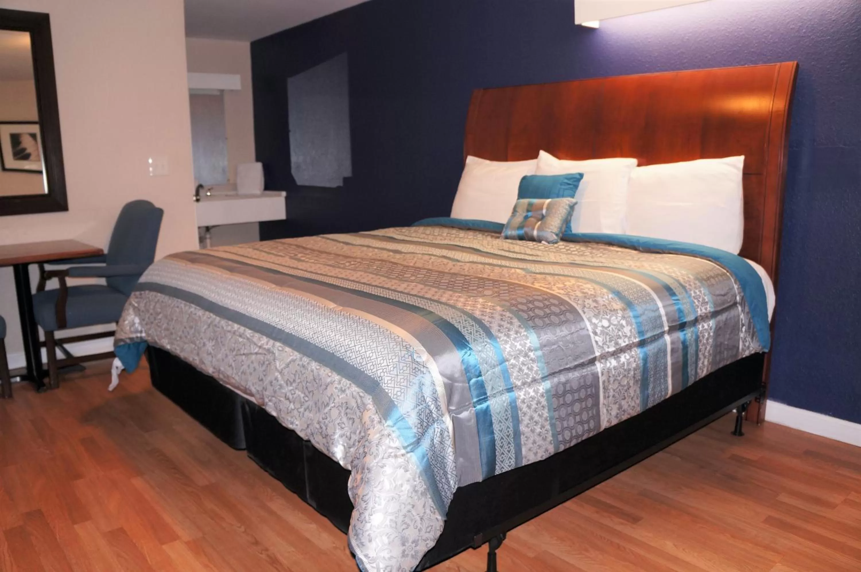 Photo of the whole room, Bed in Classic Motor Lodge Providence - West Greenwich