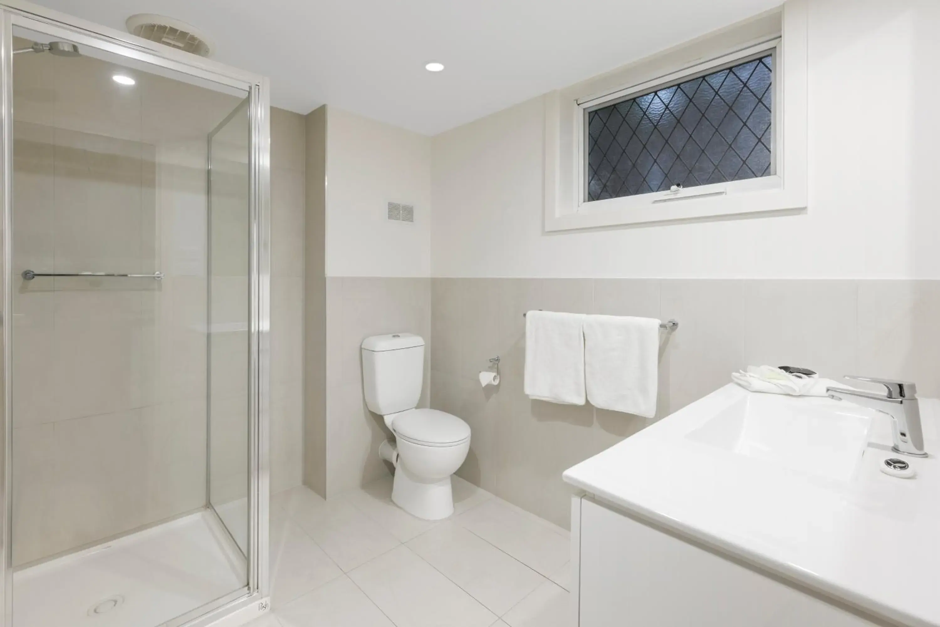 Shower, Bathroom in Elizabethan Lodge