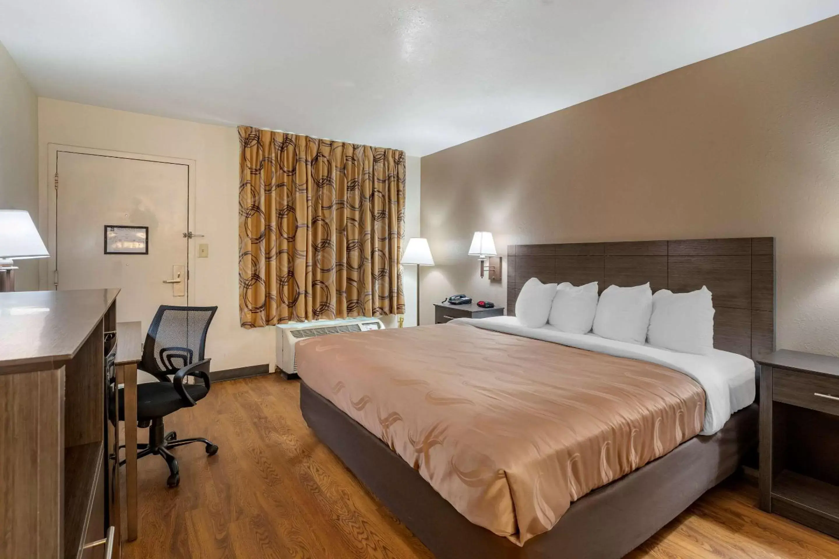 Bedroom in Quality Inn At Town Center Bedroom in Quality Inn At Town Center