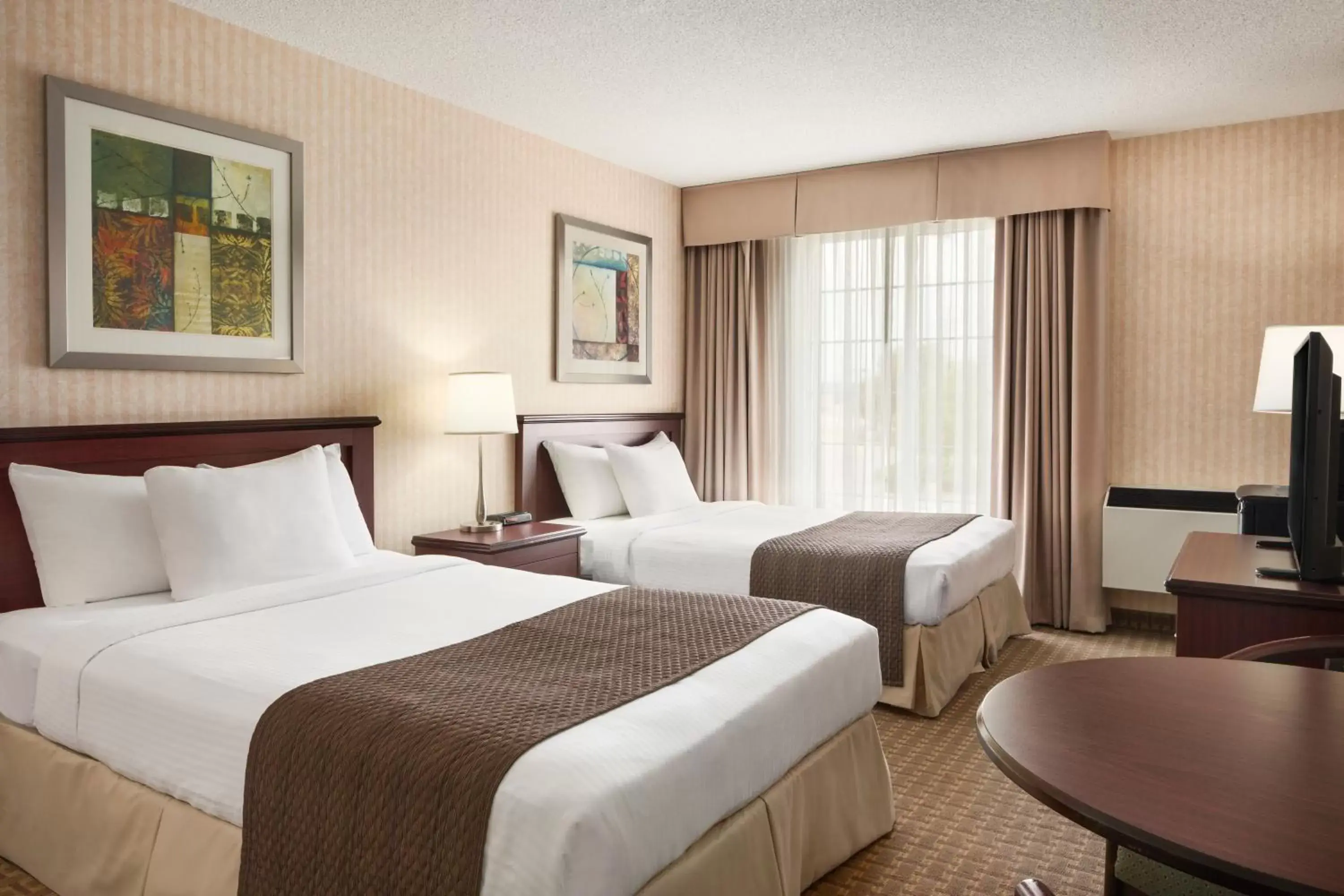 Photo of the whole room, Bed in Days Inn by Wyndham Brantford