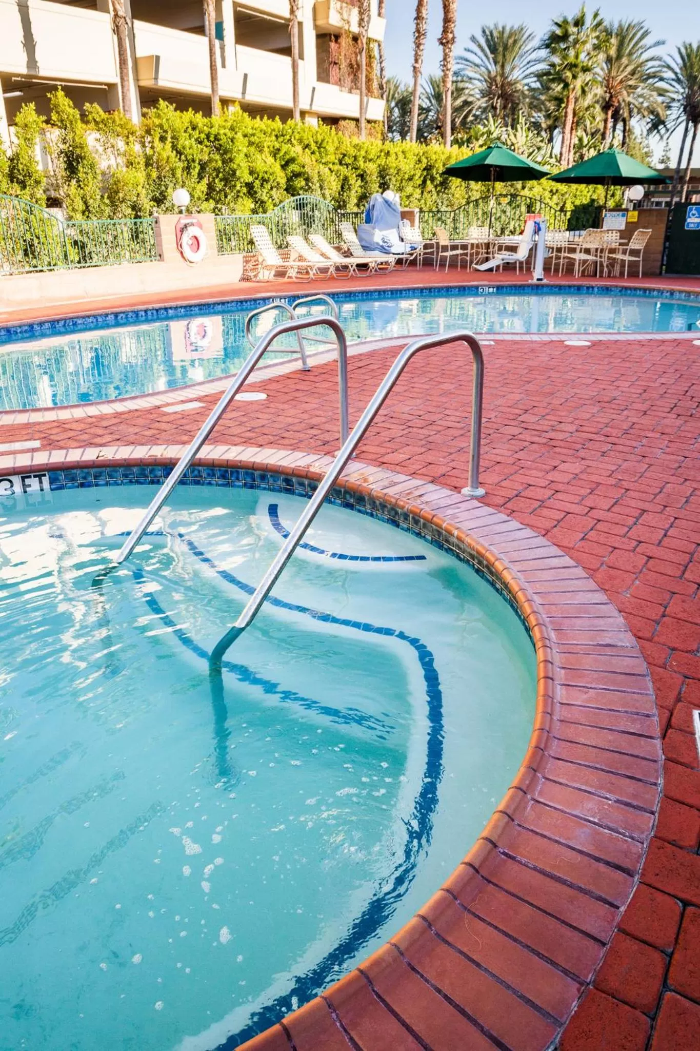 Swimming pool in Kings Inn Anaheim at The Park & Convention Center