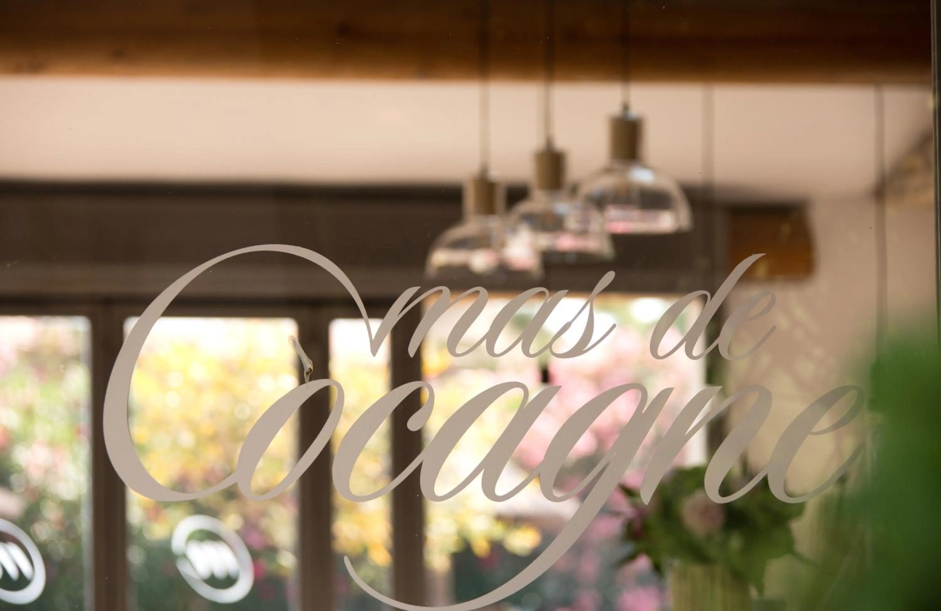 Text overlay in Le Mas de Cocagne