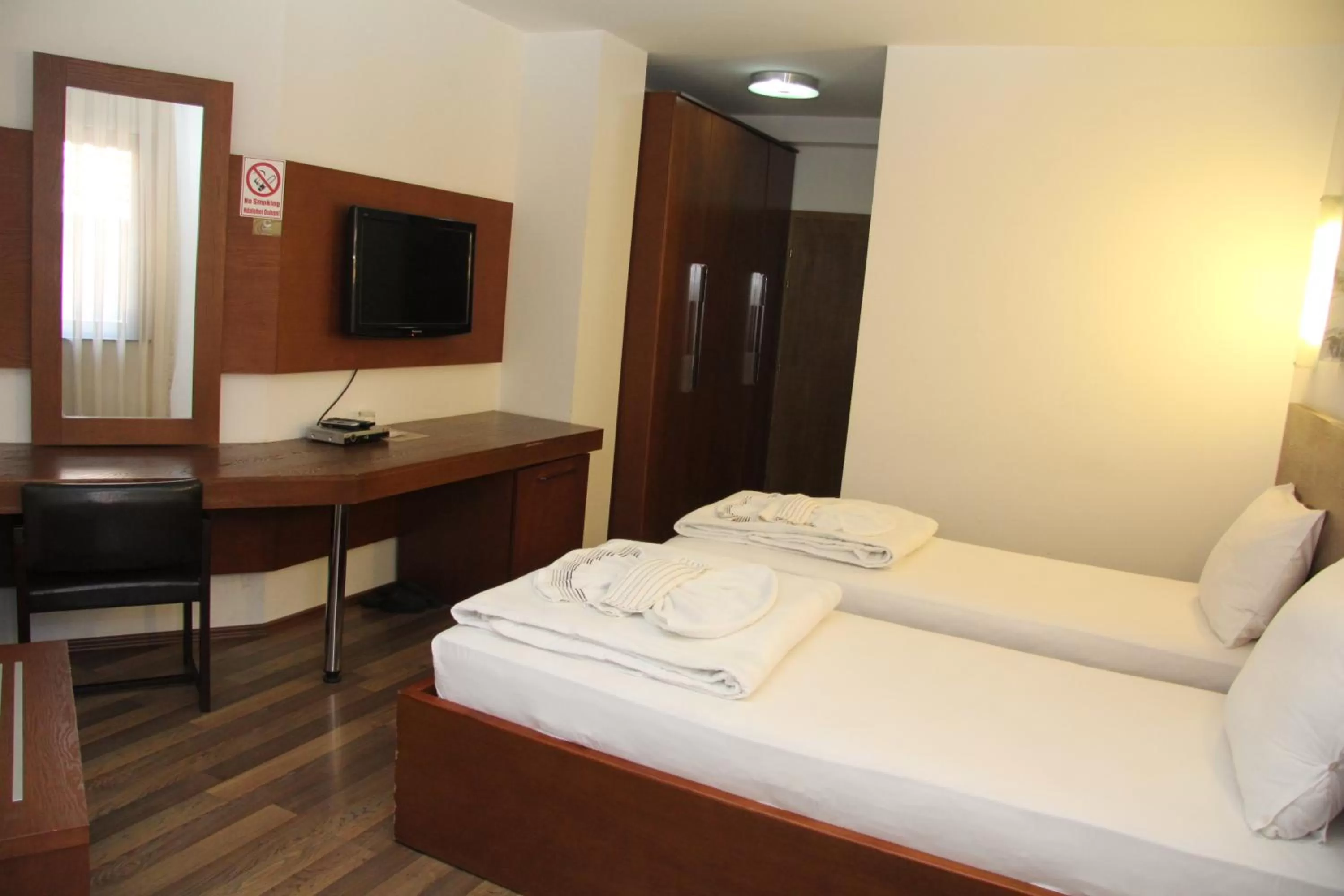 Shower, Bed in Hotel Centrum Prizren