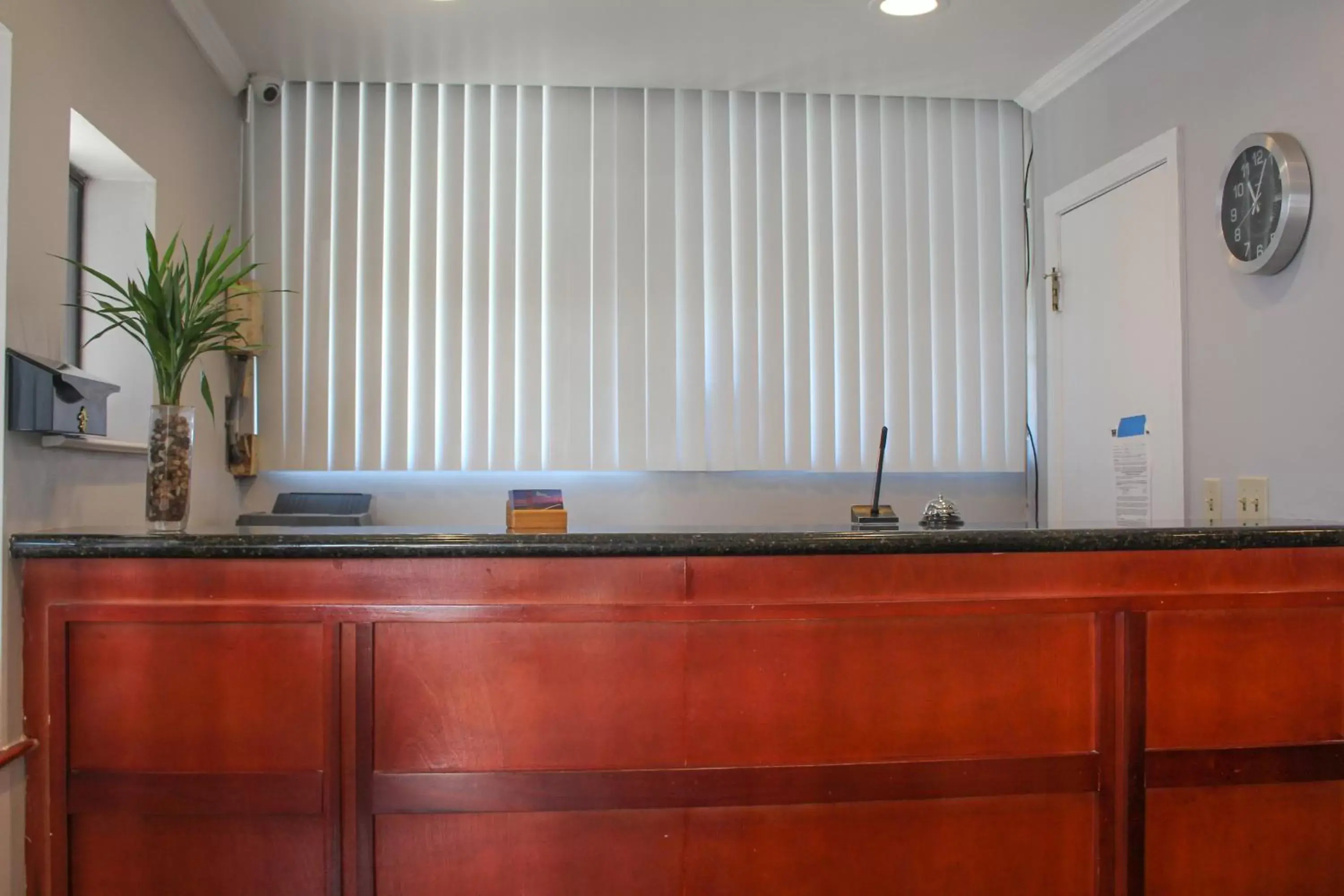 Property building in Bay Bridge Inn San Francisco Property building in Bay Bridge Inn San Francisco