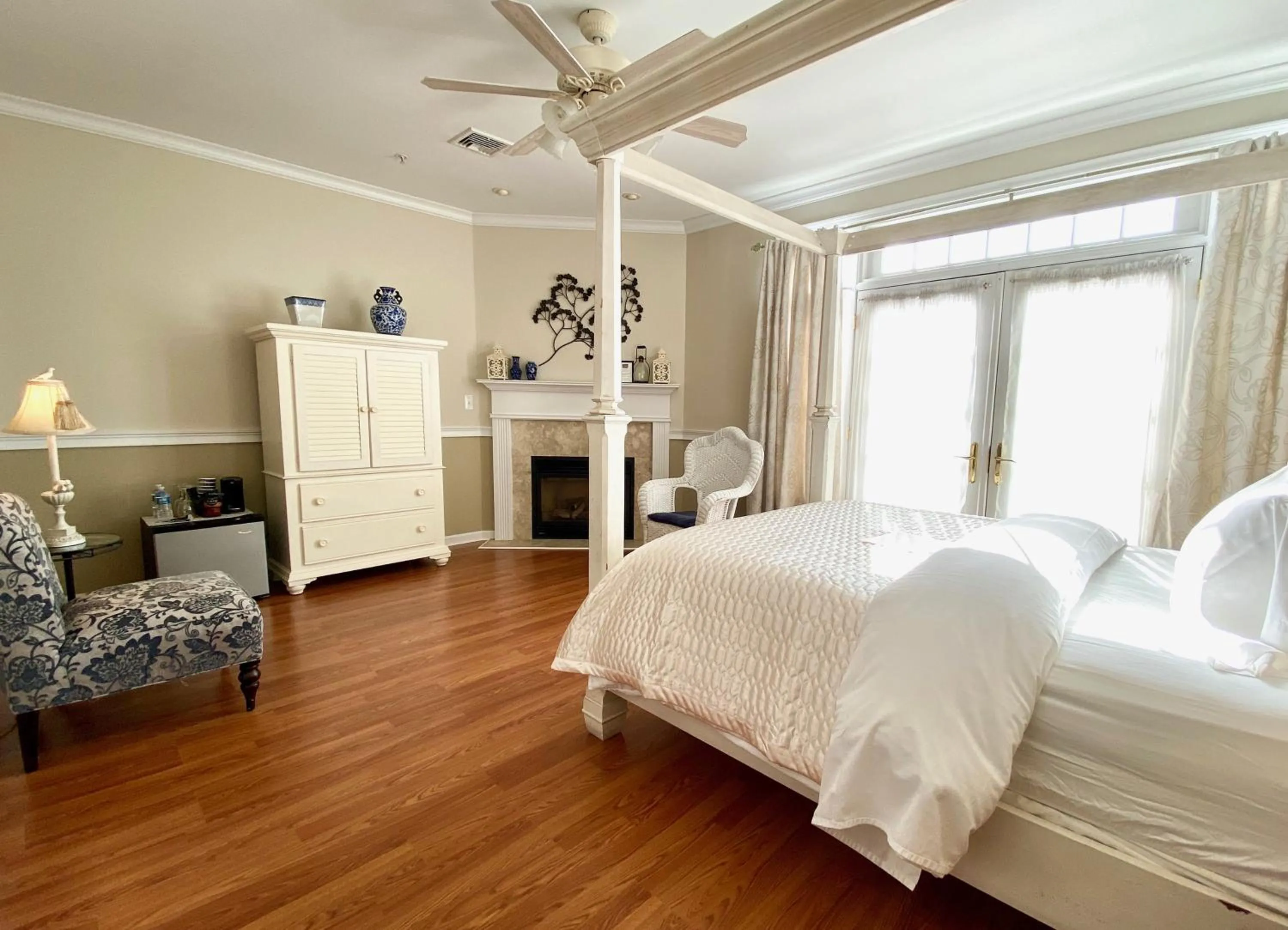 Bed in Inn on Main Hotel