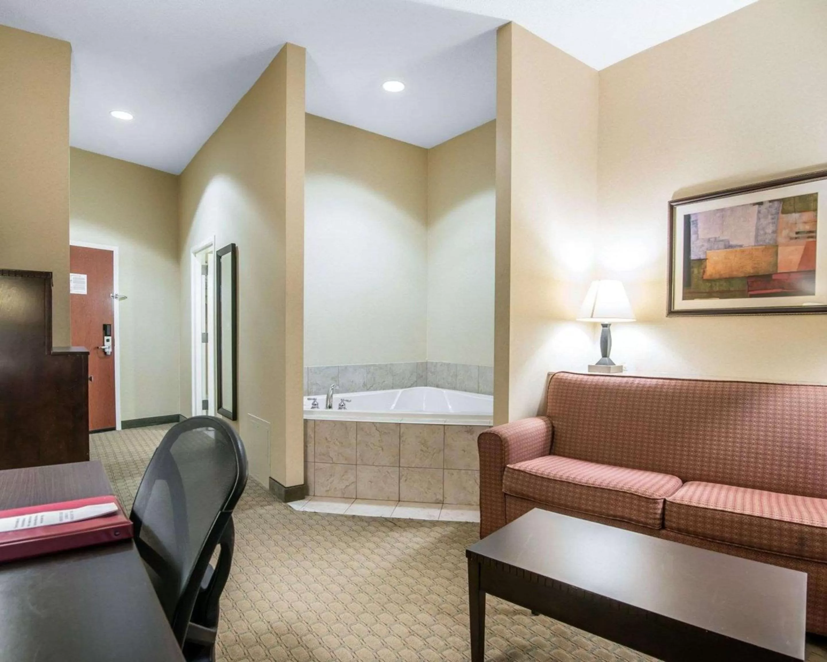 Photo of the whole room in University Inn Vestal