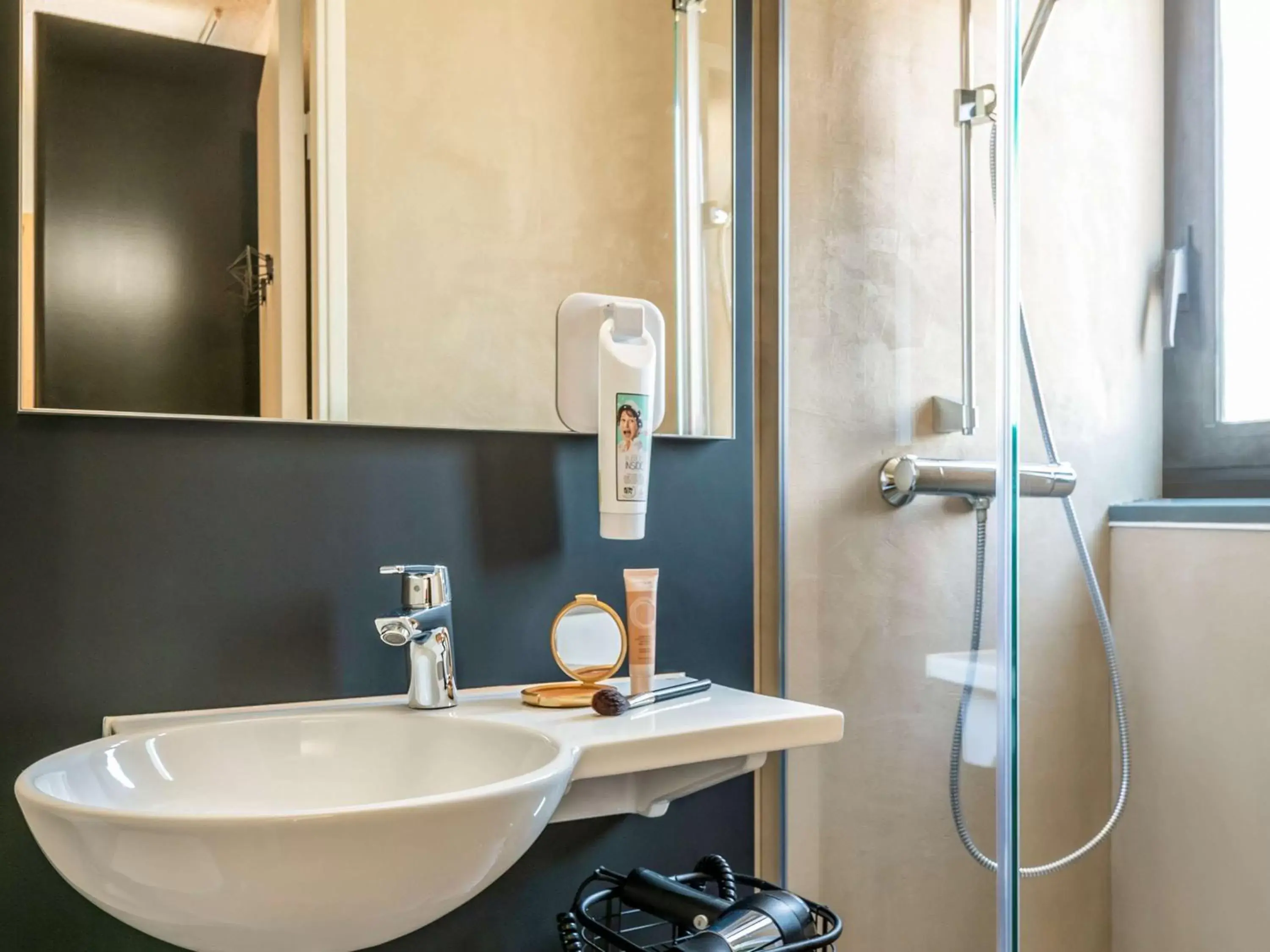 Photo of the whole room, Bathroom in ibis Styles Boulogne sur Mer Centre Cathédrale