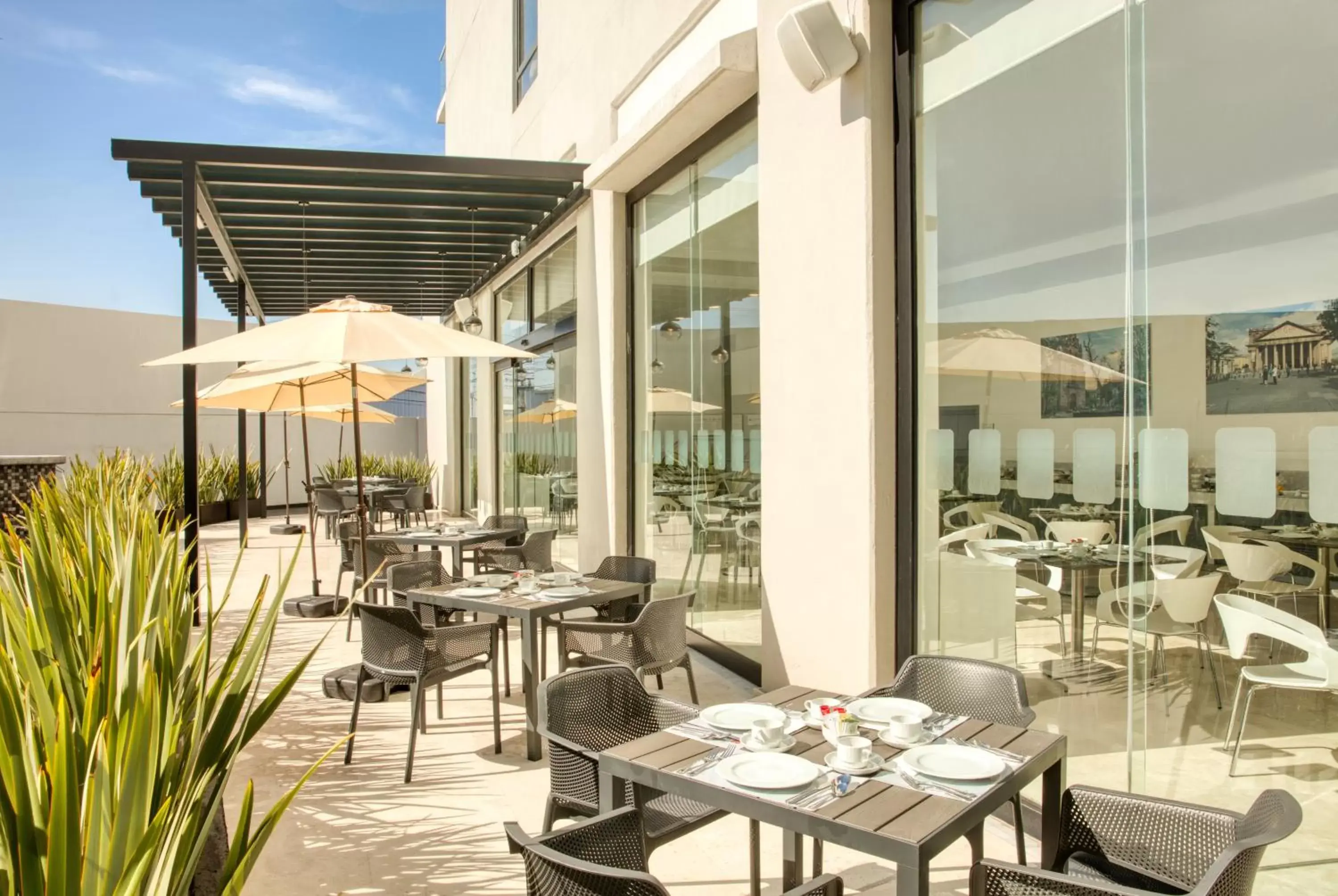 Balcony/Terrace, Restaurant/Places to Eat in Fiesta Inn Guadalajara Aeropuerto