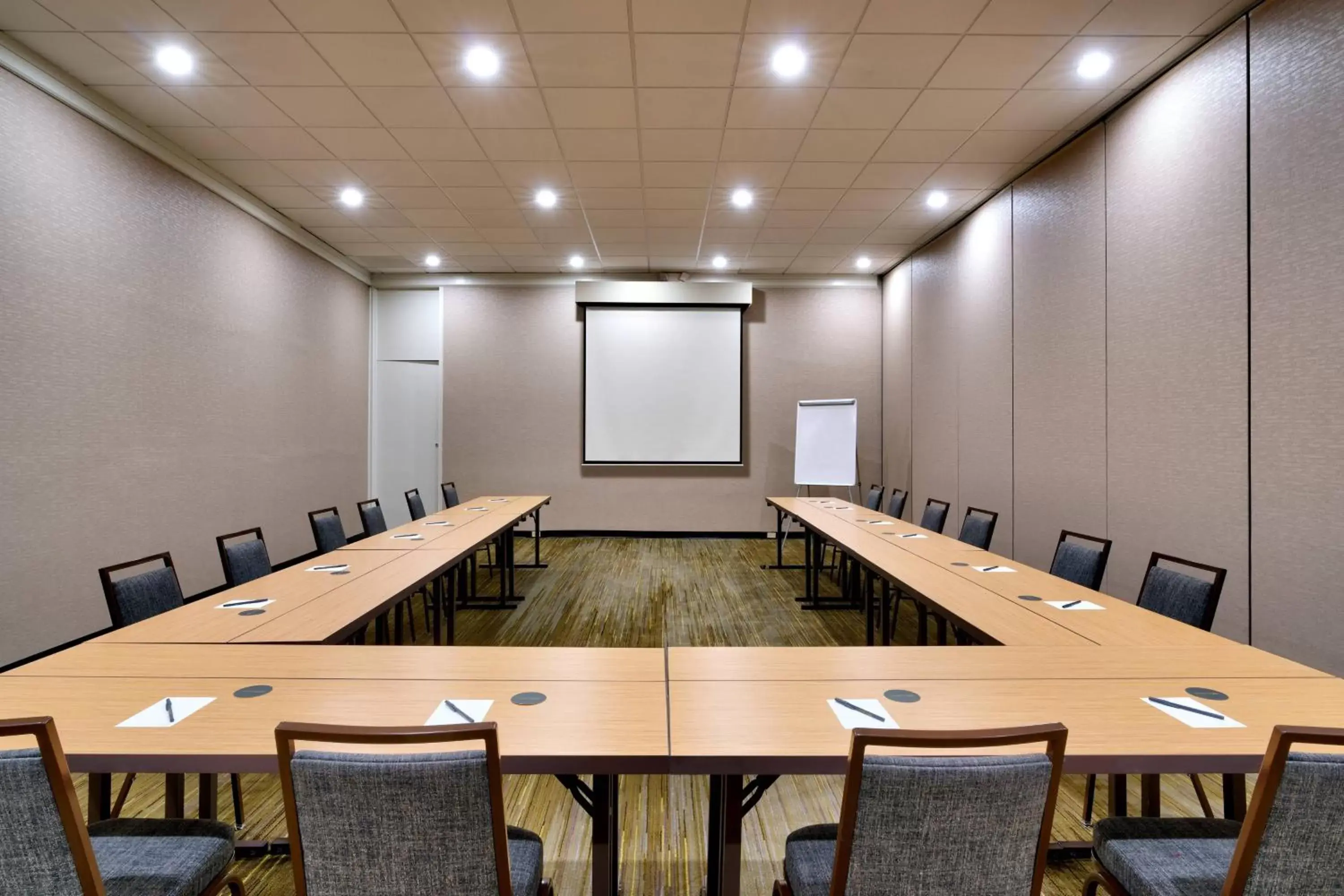 Meeting/conference room in Courtyard by Marriott Charlotte Airport/Billy Graham Parkway