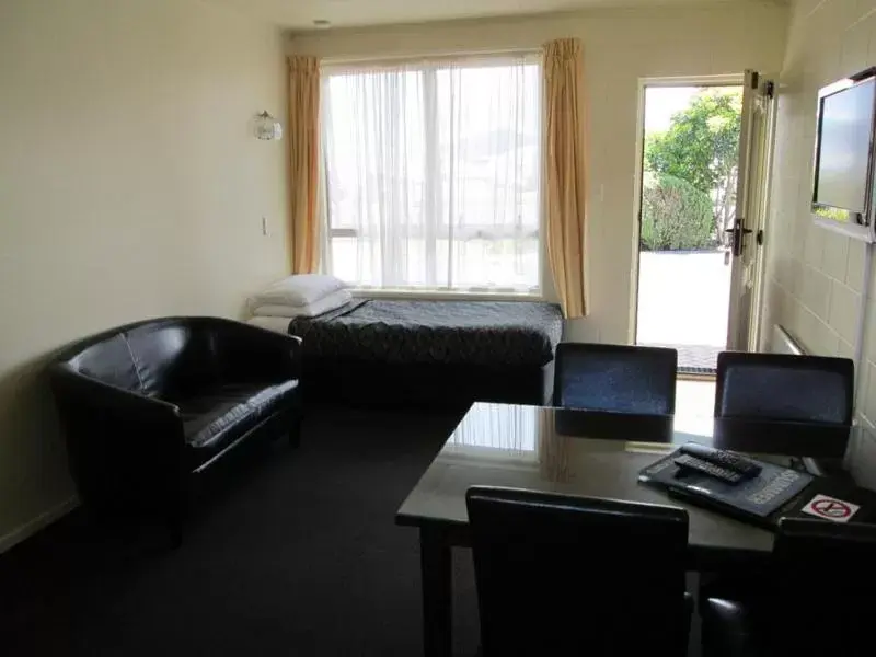 Family Two-Bedroom Suite in Shortland Court Motel
