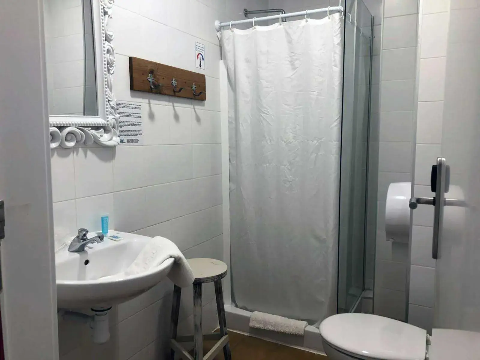 Shower, Bathroom in Hotel Pigal